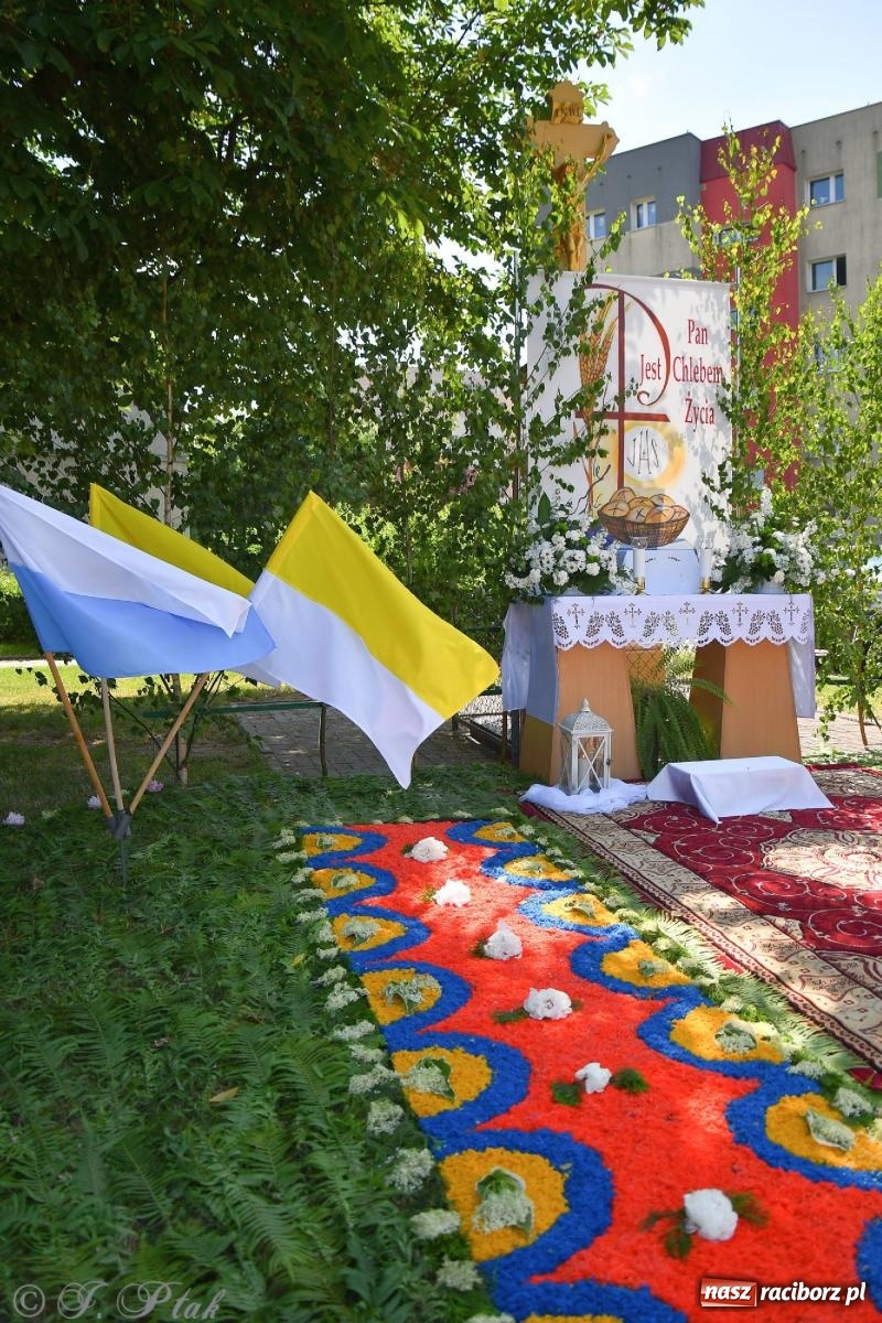 Zdjęcie w galerii na portalu naszraciborz.pl: Idzie Bóg prawdziwy. Boże Ciało w parafii Matki Bożej wiadomości z regionu