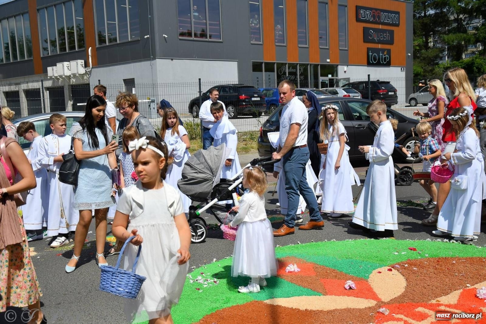 Zdjęcie w galerii na portalu naszraciborz.pl: Idzie Bóg prawdziwy. Boże Ciało w parafii Matki Bożej wiadomości z regionu