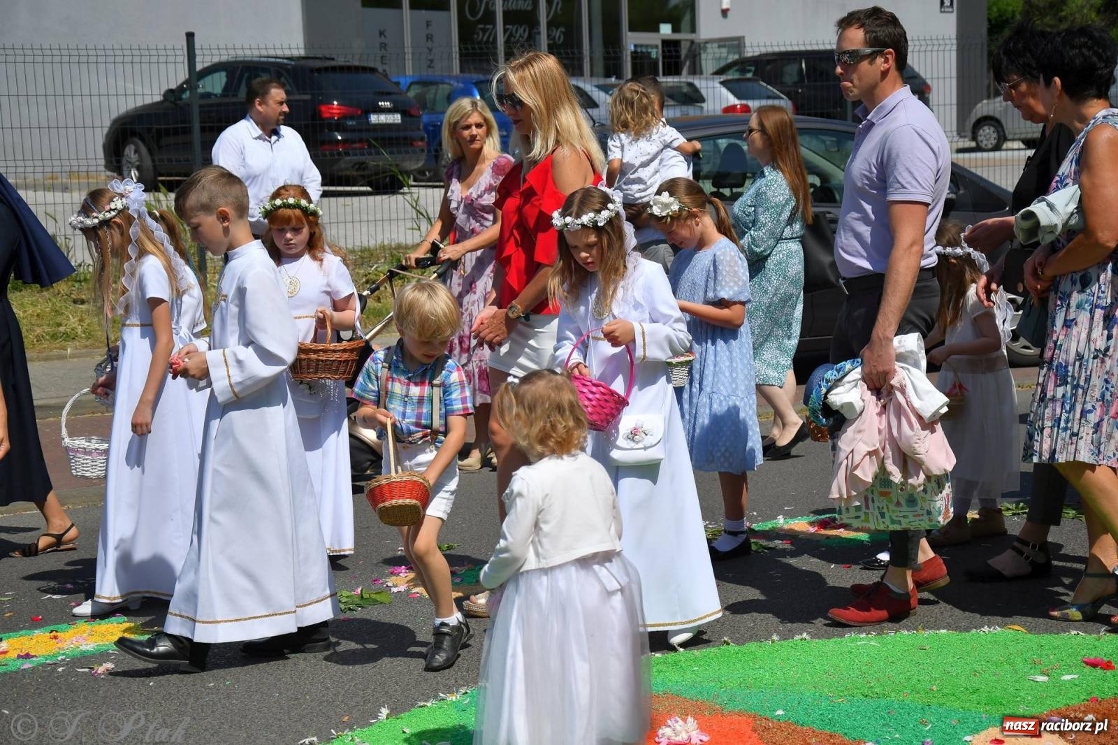 Zdjęcie w galerii na portalu naszraciborz.pl: Idzie Bóg prawdziwy. Boże Ciało w parafii Matki Bożej wiadomości z regionu