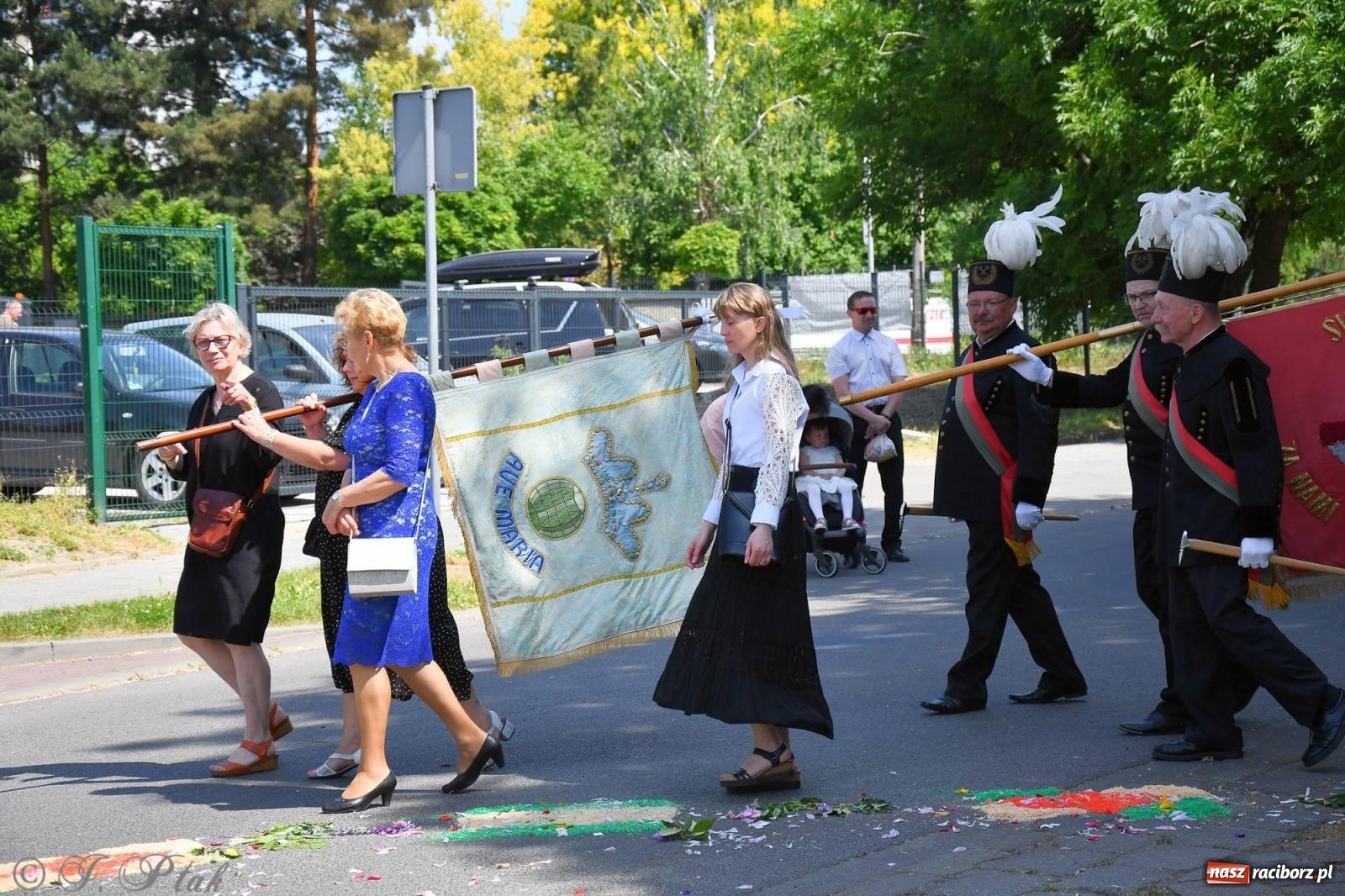 Zdjęcie w galerii na portalu naszraciborz.pl: Idzie Bóg prawdziwy. Boże Ciało w parafii Matki Bożej wiadomości z regionu