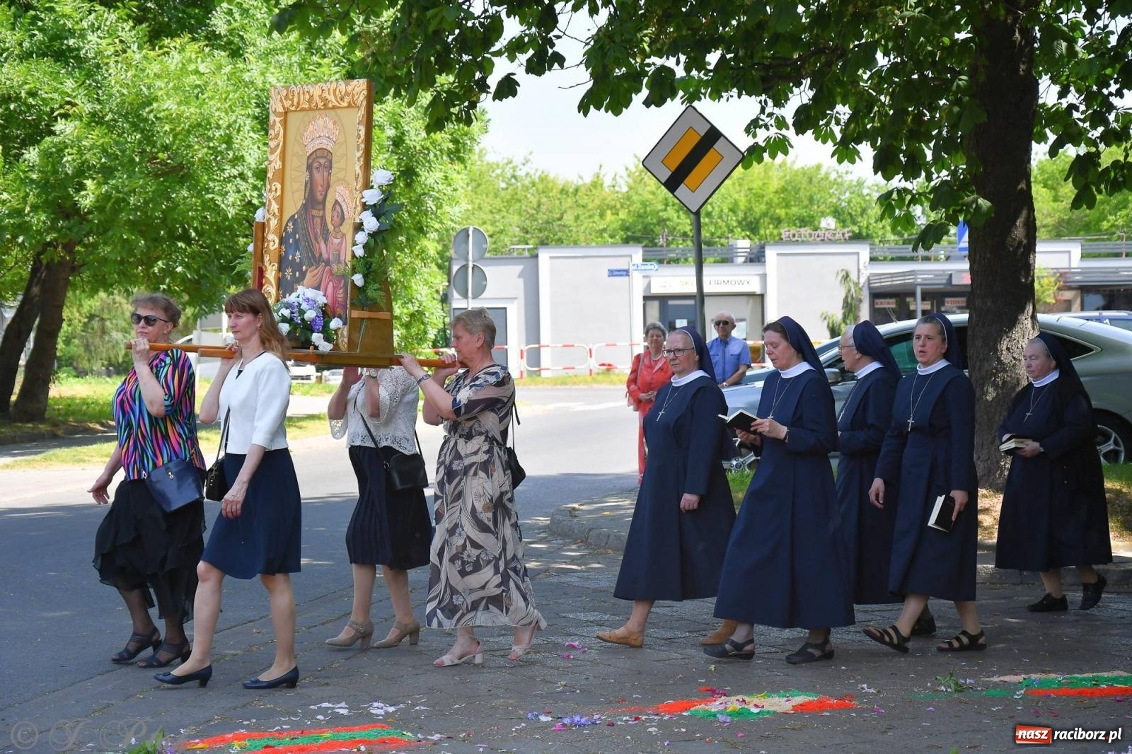 Zdjęcie w galerii na portalu naszraciborz.pl: Idzie Bóg prawdziwy. Boże Ciało w parafii Matki Bożej wiadomości z regionu