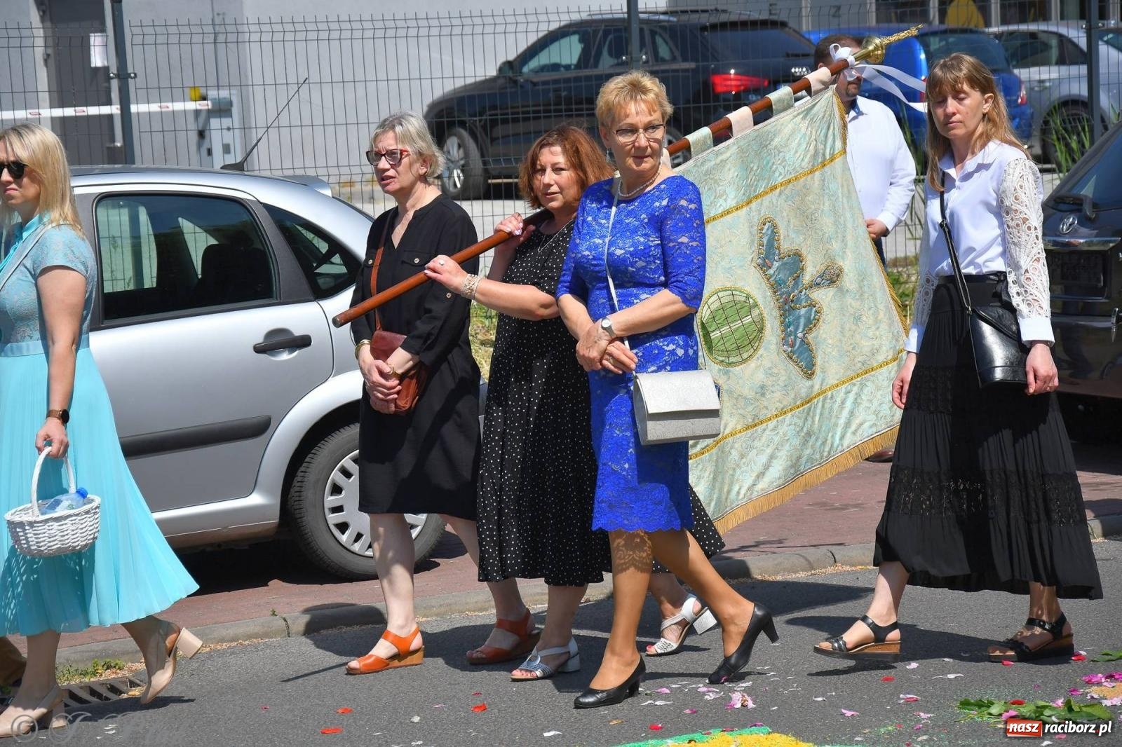 Zdjęcie w galerii na portalu naszraciborz.pl: Idzie Bóg prawdziwy. Boże Ciało w parafii Matki Bożej wiadomości z regionu