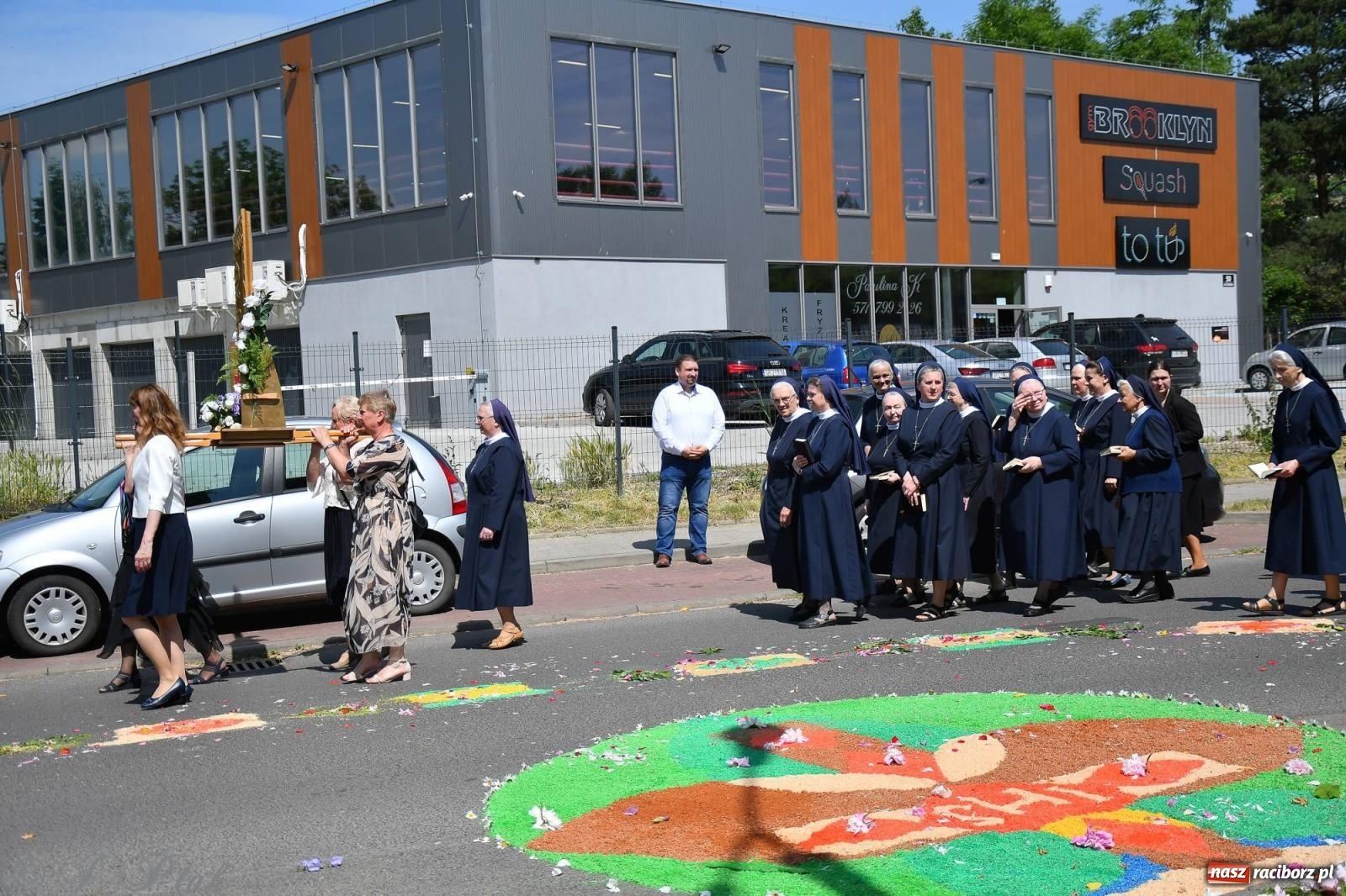 Zdjęcie w galerii na portalu naszraciborz.pl: Idzie Bóg prawdziwy. Boże Ciało w parafii Matki Bożej wiadomości z regionu