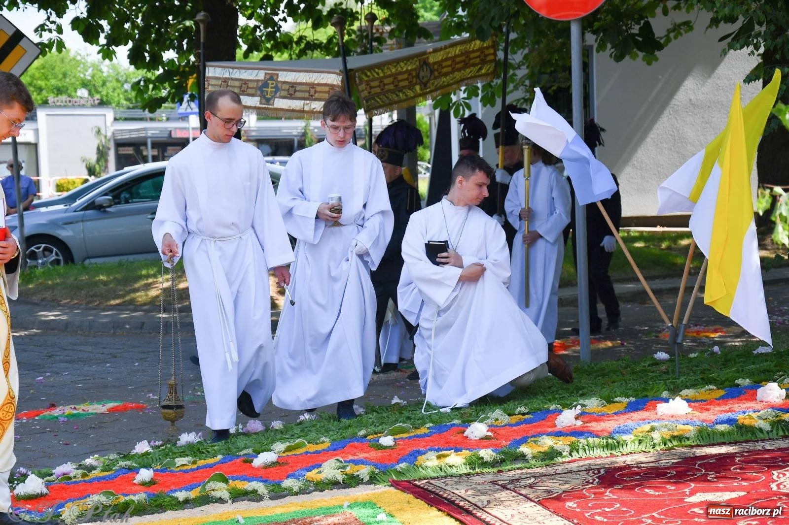 Zdjęcie w galerii na portalu naszraciborz.pl: Idzie Bóg prawdziwy. Boże Ciało w parafii Matki Bożej wiadomości z regionu