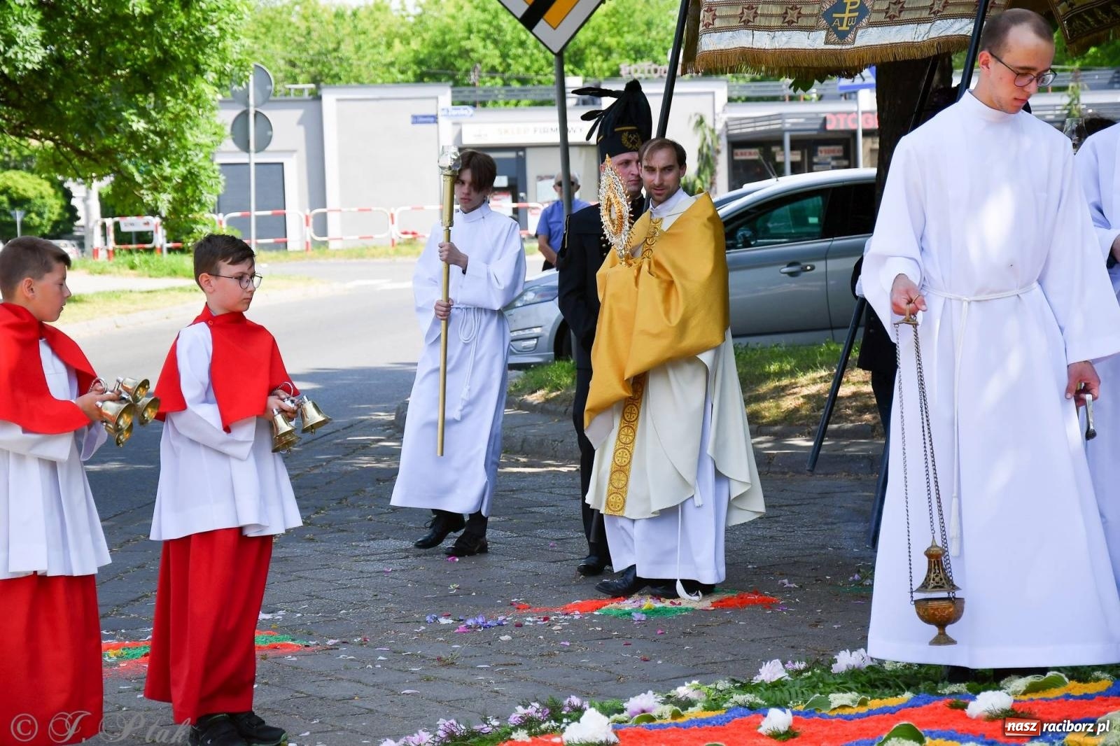 Zdjęcie w galerii na portalu naszraciborz.pl: Idzie Bóg prawdziwy. Boże Ciało w parafii Matki Bożej wiadomości z regionu
