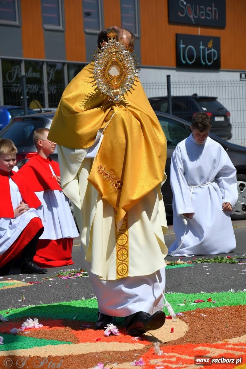 Zdjęcie w galerii na portalu naszraciborz.pl: Idzie Bóg prawdziwy. Boże Ciało w parafii Matki Bożej wiadomości z regionu