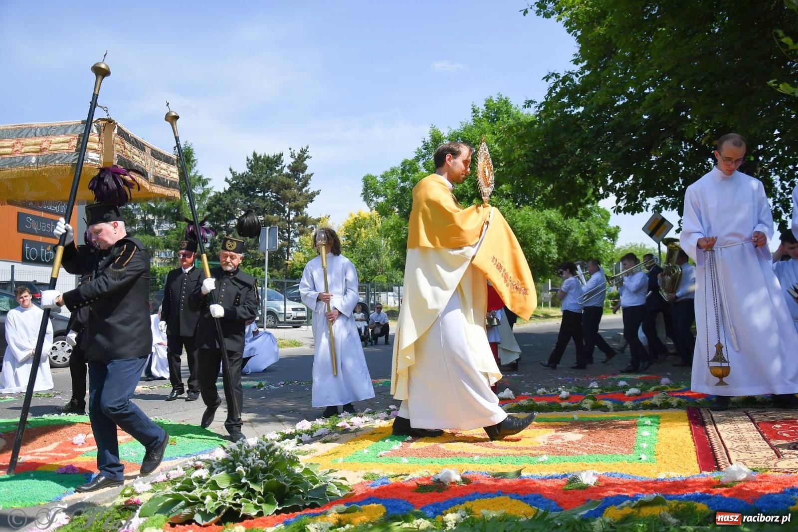 Zdjęcie w galerii na portalu naszraciborz.pl: Idzie Bóg prawdziwy. Boże Ciało w parafii Matki Bożej wiadomości z regionu