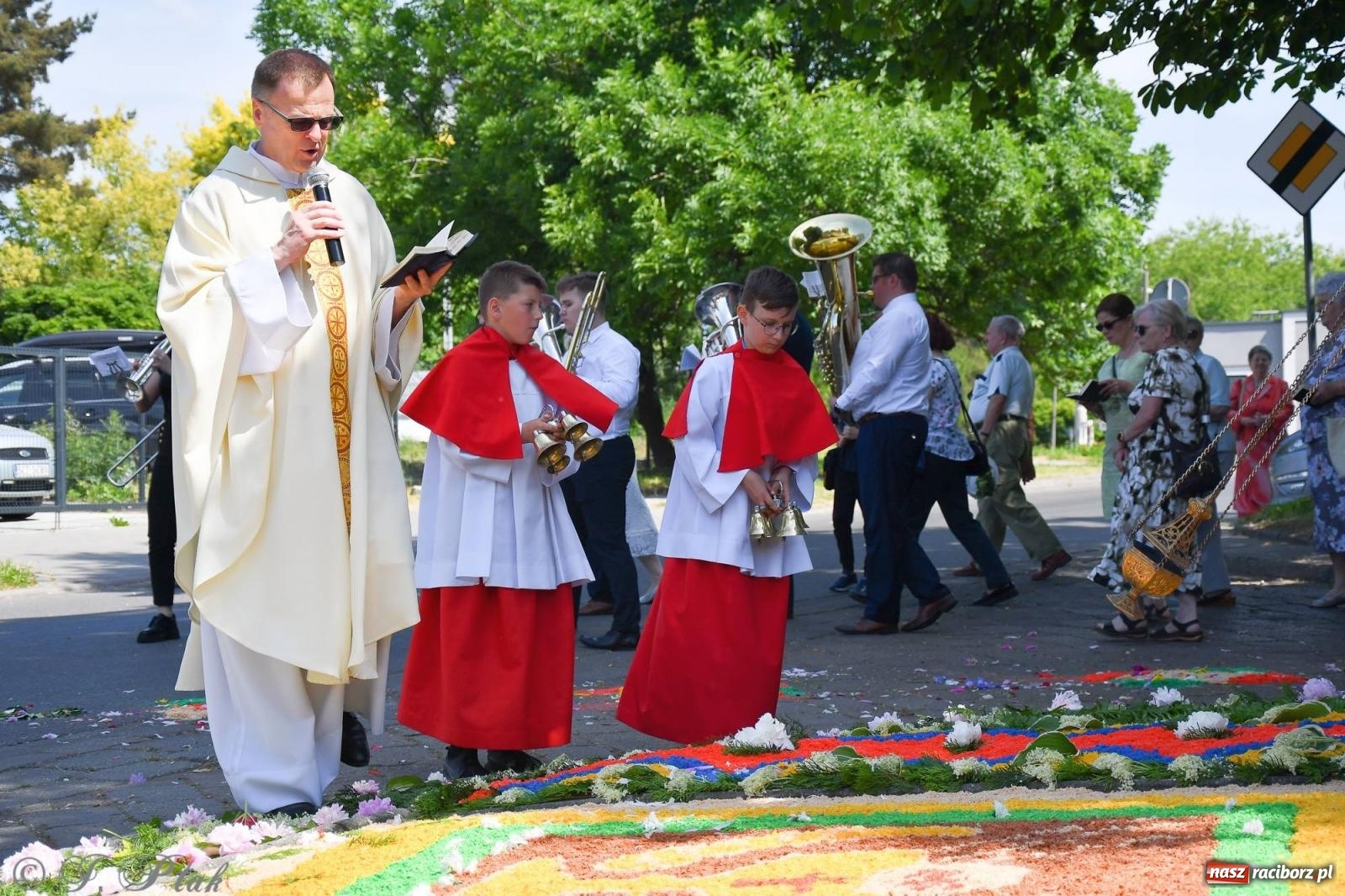 Zdjęcie w galerii na portalu naszraciborz.pl: Idzie Bóg prawdziwy. Boże Ciało w parafii Matki Bożej wiadomości z regionu