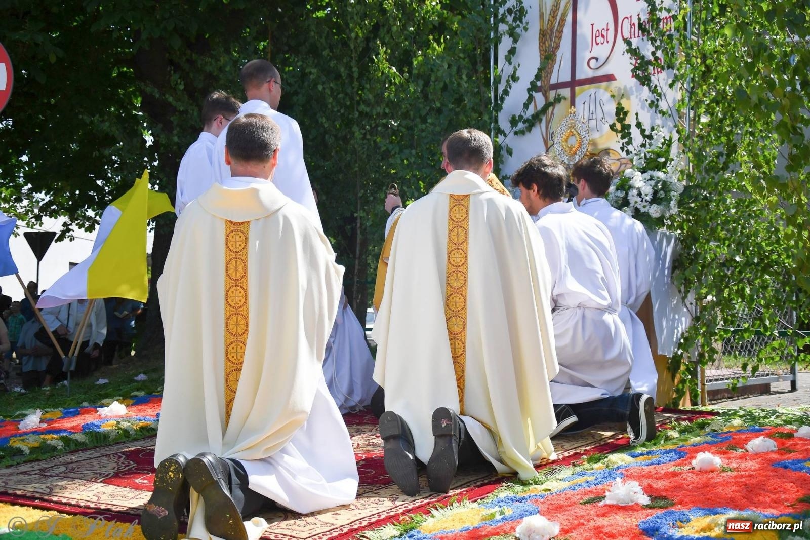 Zdjęcie w galerii na portalu naszraciborz.pl: Idzie Bóg prawdziwy. Boże Ciało w parafii Matki Bożej wiadomości z regionu
