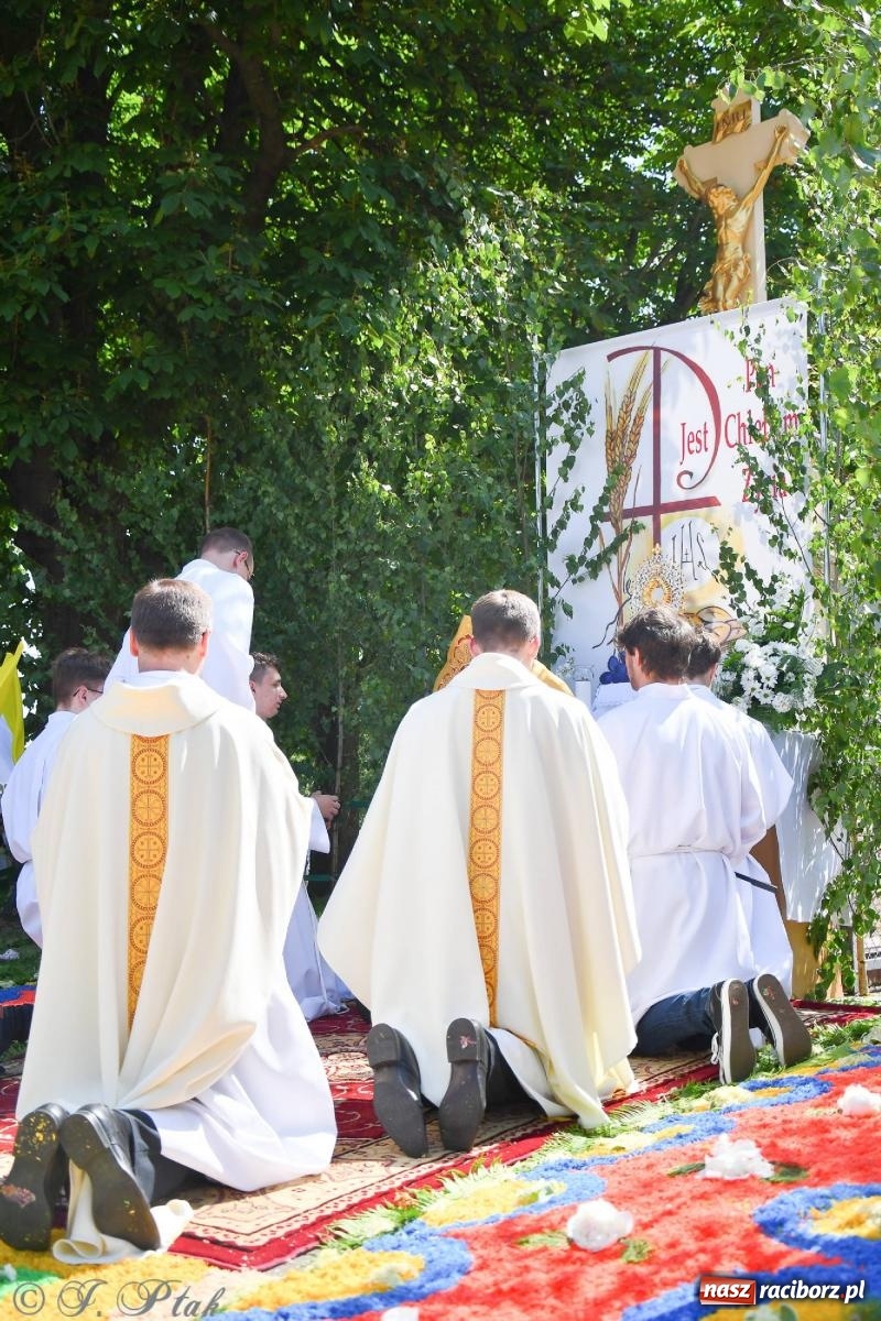 Zdjęcie w galerii na portalu naszraciborz.pl: Idzie Bóg prawdziwy. Boże Ciało w parafii Matki Bożej wiadomości z regionu
