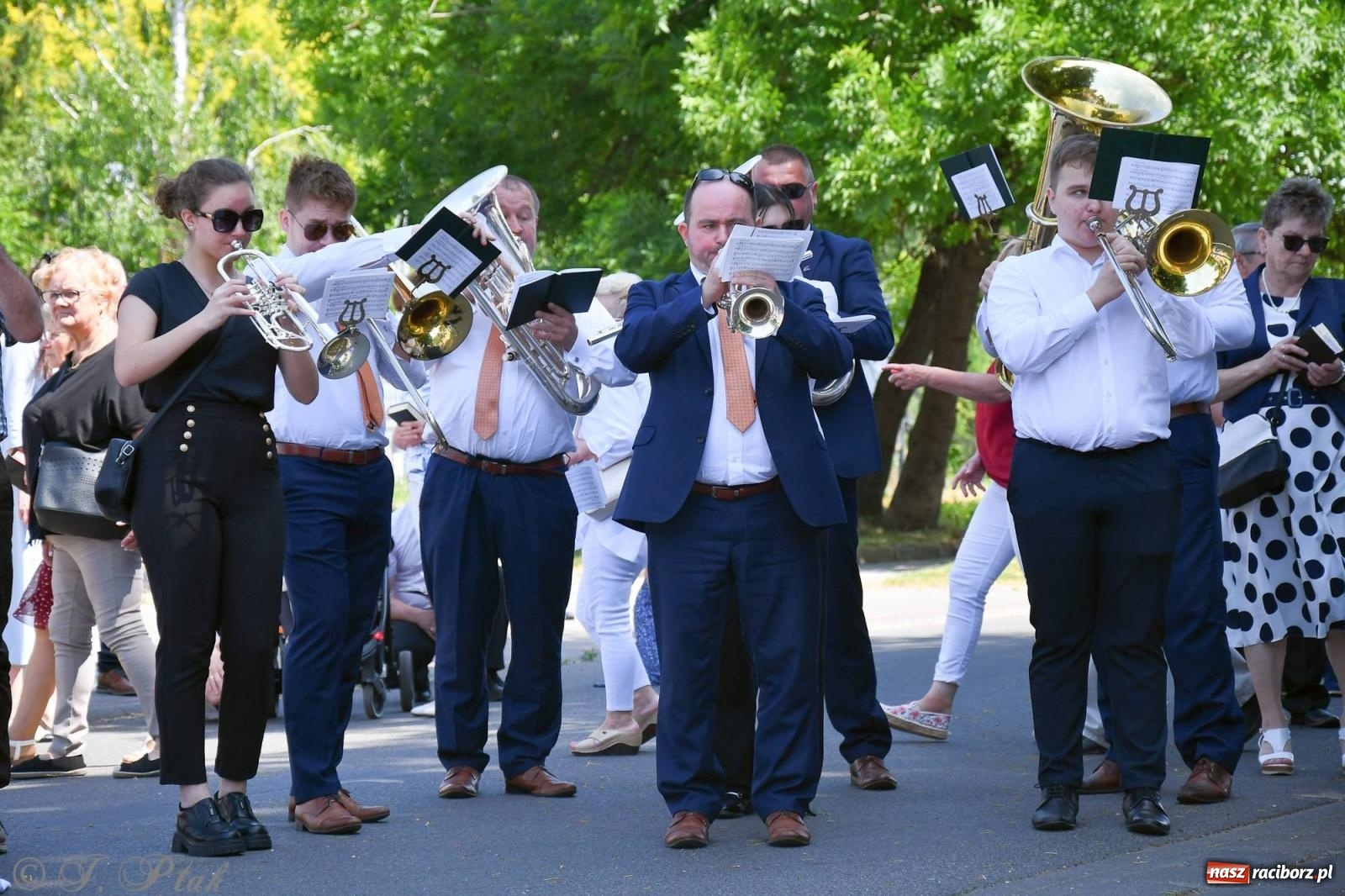 Zdjęcie w galerii na portalu naszraciborz.pl: Idzie Bóg prawdziwy. Boże Ciało w parafii Matki Bożej wiadomości z regionu