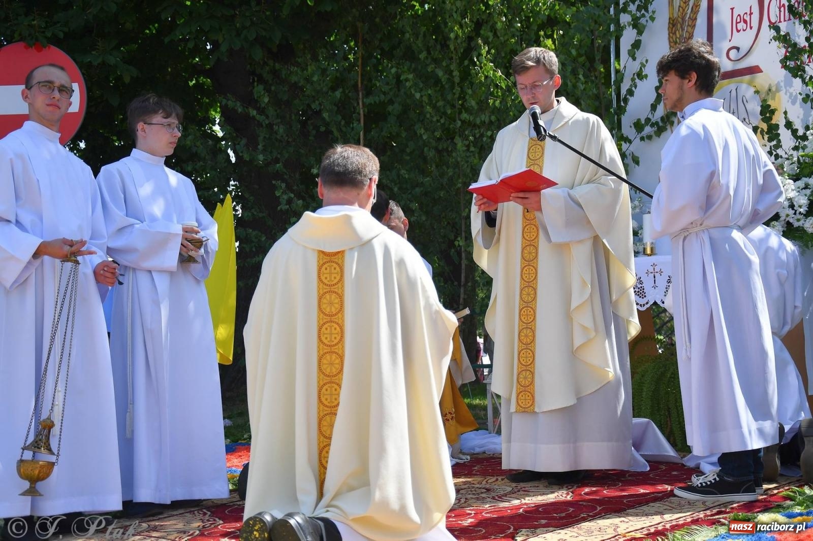 Zdjęcie w galerii na portalu naszraciborz.pl: Idzie Bóg prawdziwy. Boże Ciało w parafii Matki Bożej wiadomości z regionu