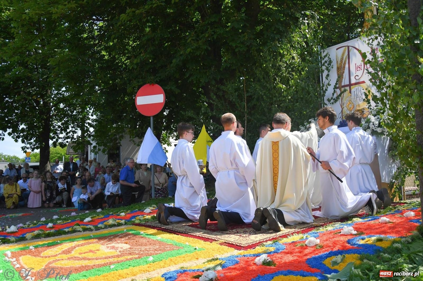 Zdjęcie w galerii na portalu naszraciborz.pl: Idzie Bóg prawdziwy. Boże Ciało w parafii Matki Bożej wiadomości z regionu