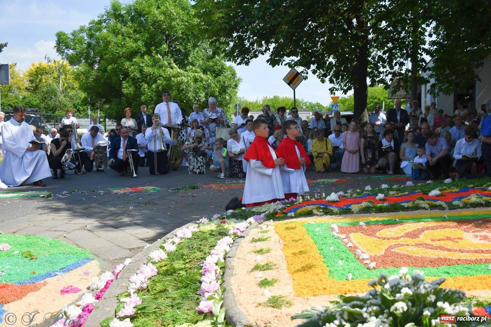 Zdjęcie w galerii na portalu naszraciborz.pl: Idzie Bóg prawdziwy. Boże Ciało w parafii Matki Bożej wiadomości z regionu