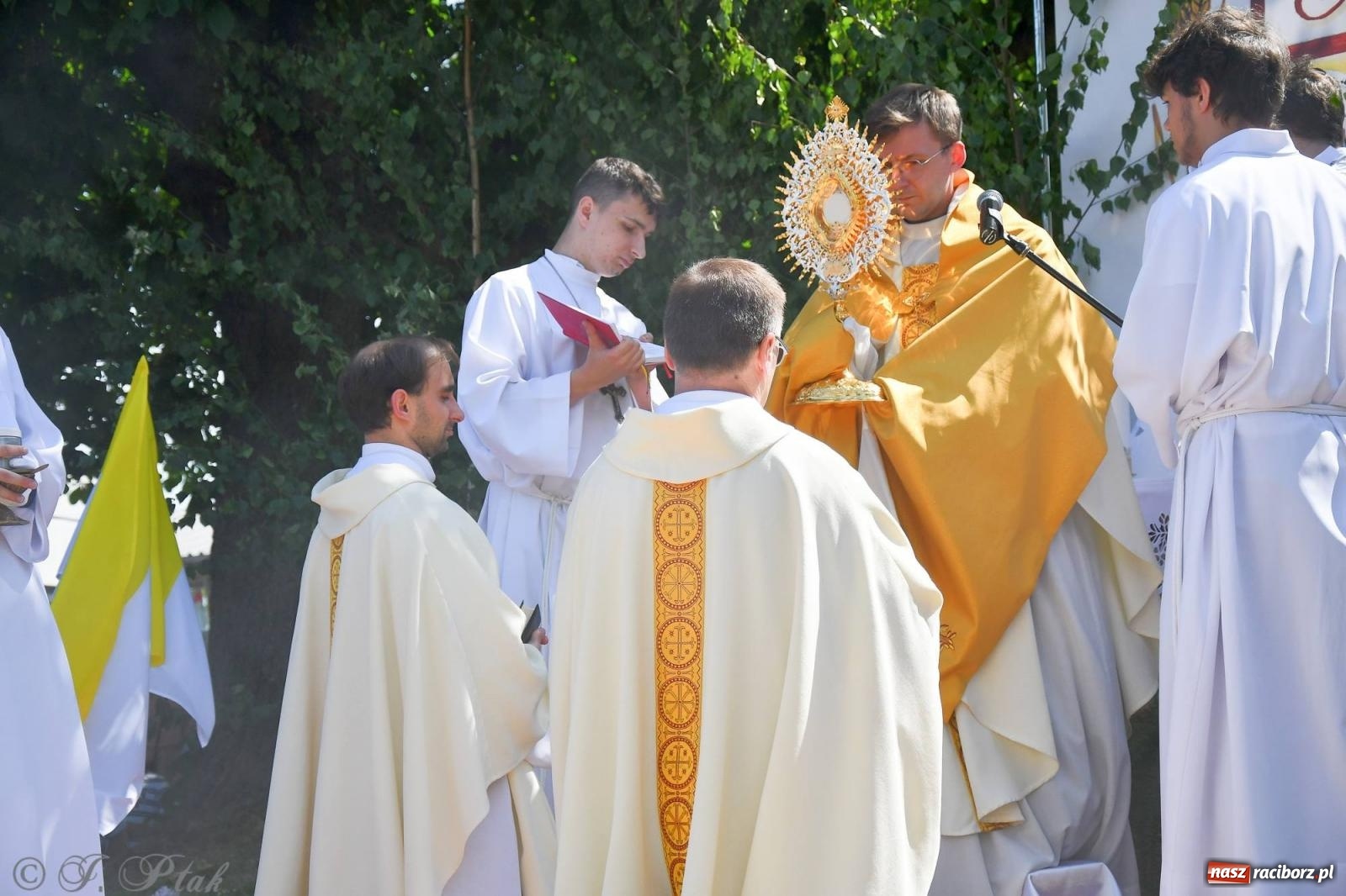 Zdjęcie w galerii na portalu naszraciborz.pl: Idzie Bóg prawdziwy. Boże Ciało w parafii Matki Bożej wiadomości z regionu