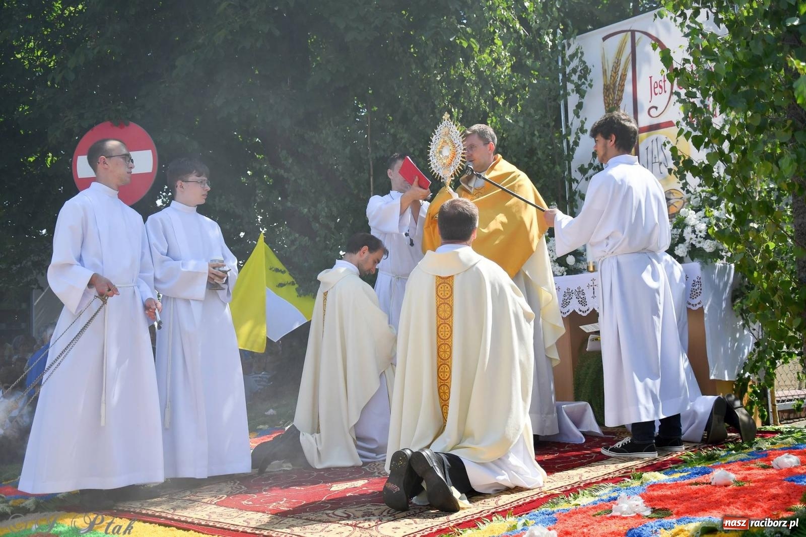 Zdjęcie w galerii na portalu naszraciborz.pl: Idzie Bóg prawdziwy. Boże Ciało w parafii Matki Bożej wiadomości z regionu