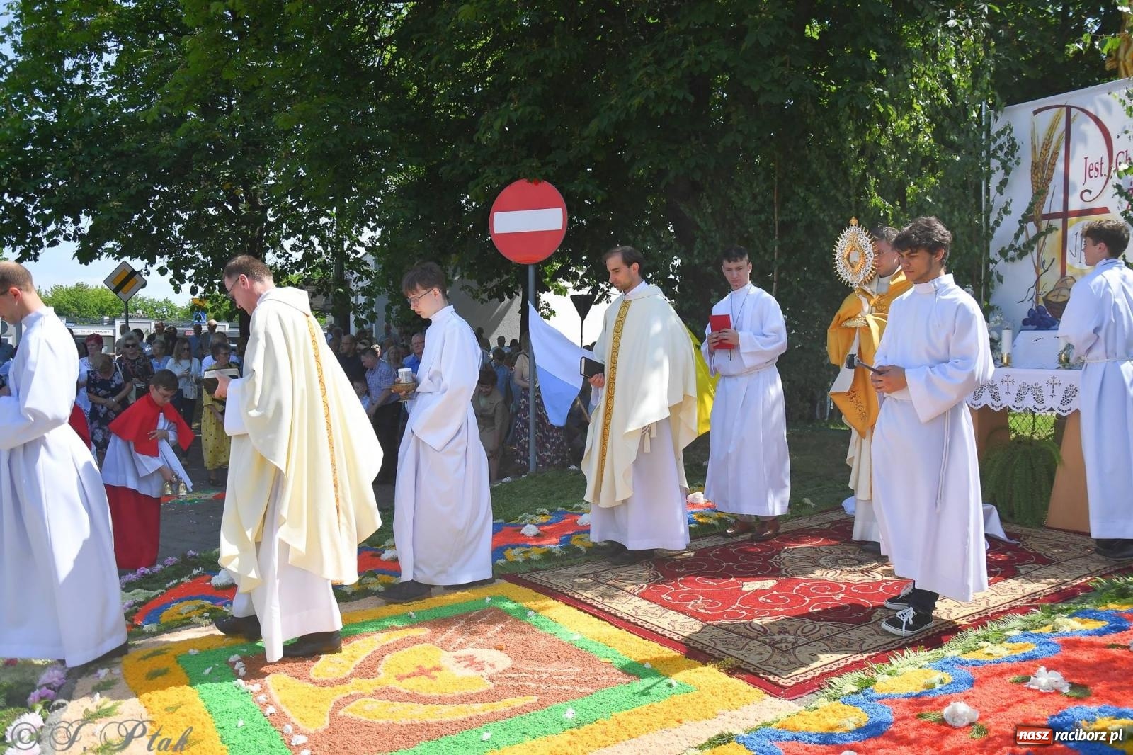 Zdjęcie w galerii na portalu naszraciborz.pl: Idzie Bóg prawdziwy. Boże Ciało w parafii Matki Bożej wiadomości z regionu