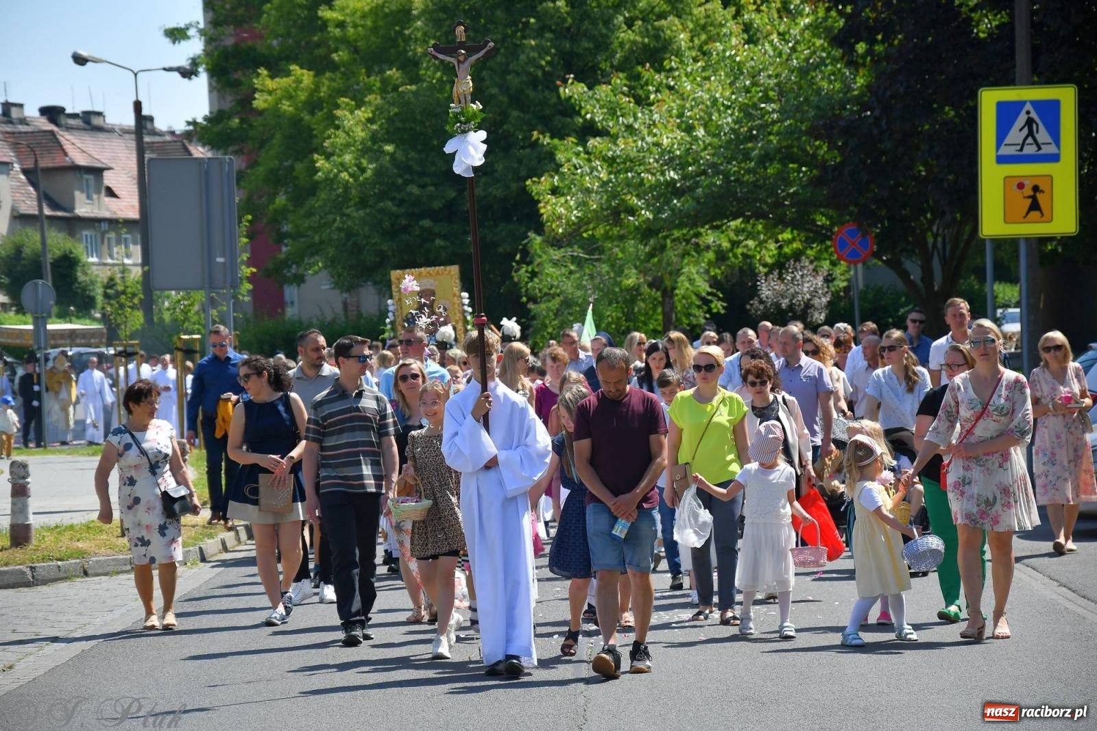 Zdjęcie w galerii na portalu naszraciborz.pl: Idzie Bóg prawdziwy. Boże Ciało w parafii Matki Bożej wiadomości z regionu