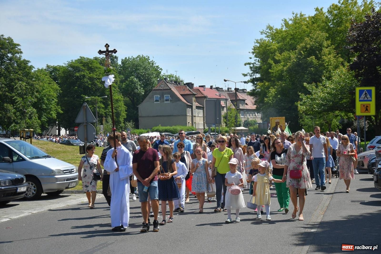 Zdjęcie w galerii na portalu naszraciborz.pl: Idzie Bóg prawdziwy. Boże Ciało w parafii Matki Bożej wiadomości z regionu