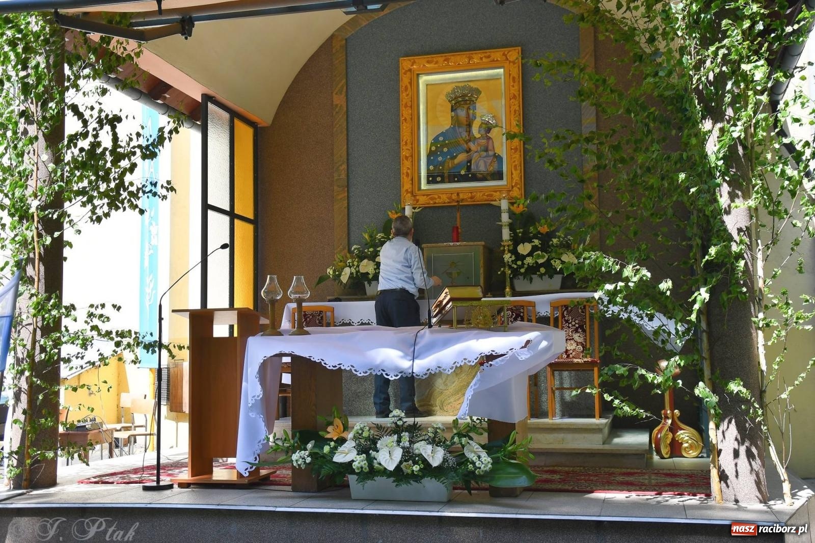 Zdjęcie w galerii na portalu naszraciborz.pl: Idzie Bóg prawdziwy. Boże Ciało w parafii Matki Bożej wiadomości z regionu