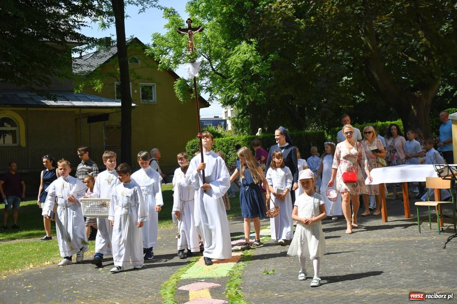Zdjęcie w galerii na portalu naszraciborz.pl: Idzie Bóg prawdziwy. Boże Ciało w parafii Matki Bożej wiadomości z regionu