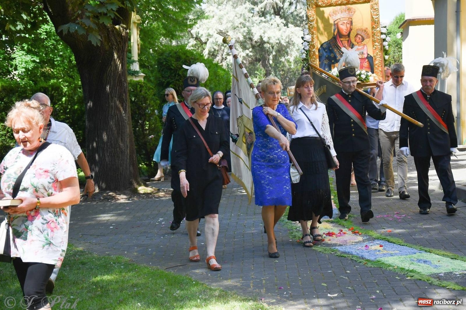Zdjęcie w galerii na portalu naszraciborz.pl: Idzie Bóg prawdziwy. Boże Ciało w parafii Matki Bożej wiadomości z regionu