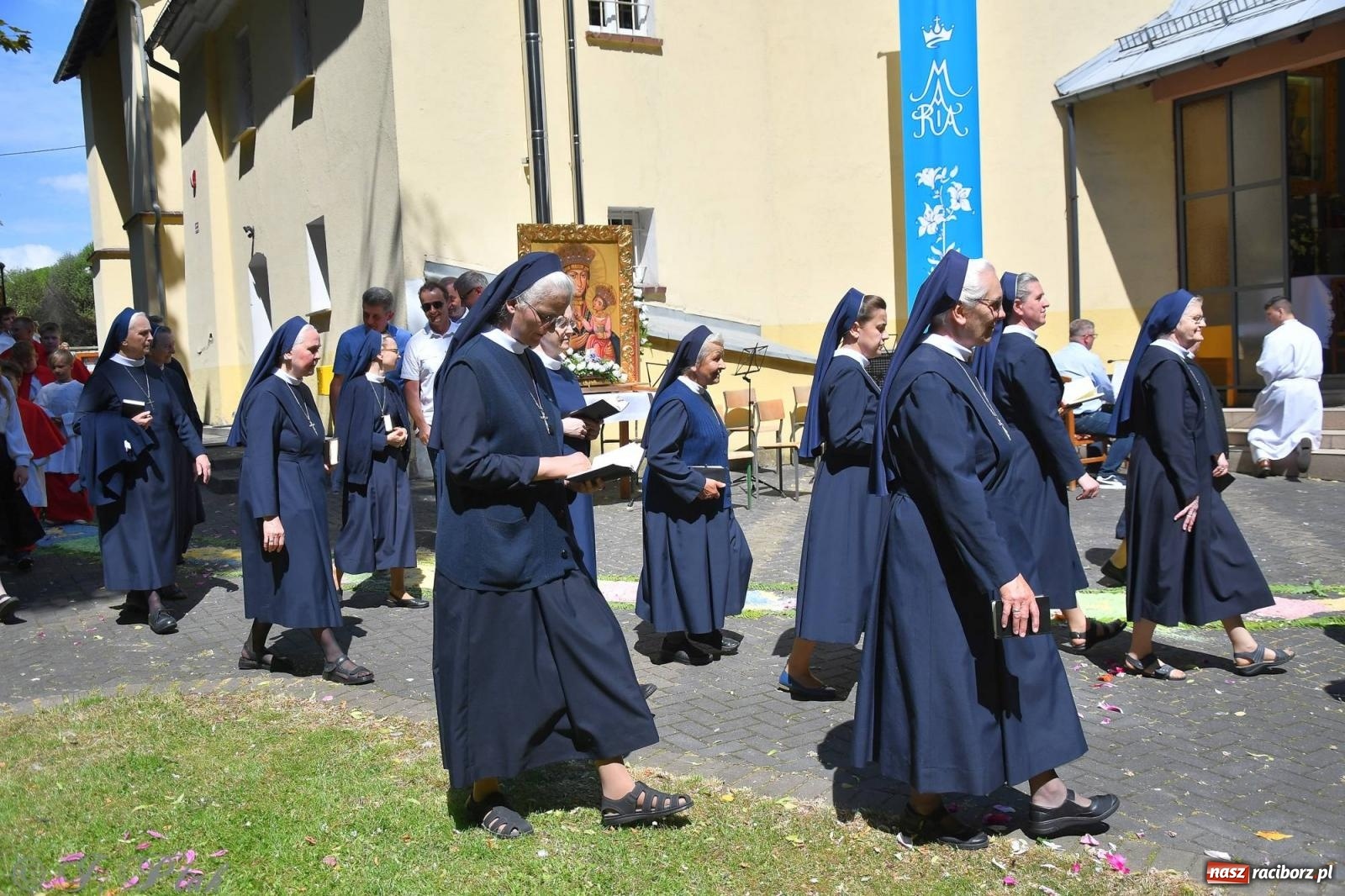 Zdjęcie w galerii na portalu naszraciborz.pl: Idzie Bóg prawdziwy. Boże Ciało w parafii Matki Bożej wiadomości z regionu