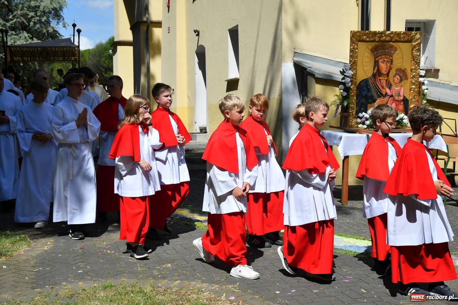 Zdjęcie w galerii na portalu naszraciborz.pl: Idzie Bóg prawdziwy. Boże Ciało w parafii Matki Bożej wiadomości z regionu