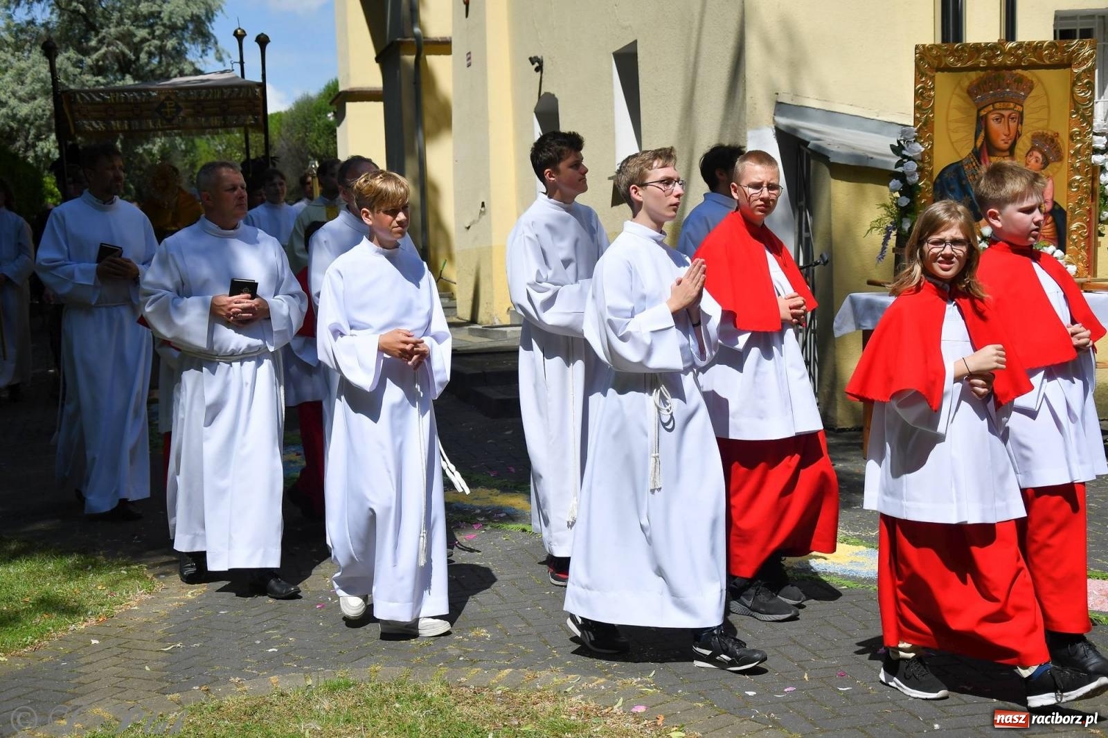 Zdjęcie w galerii na portalu naszraciborz.pl: Idzie Bóg prawdziwy. Boże Ciało w parafii Matki Bożej wiadomości z regionu