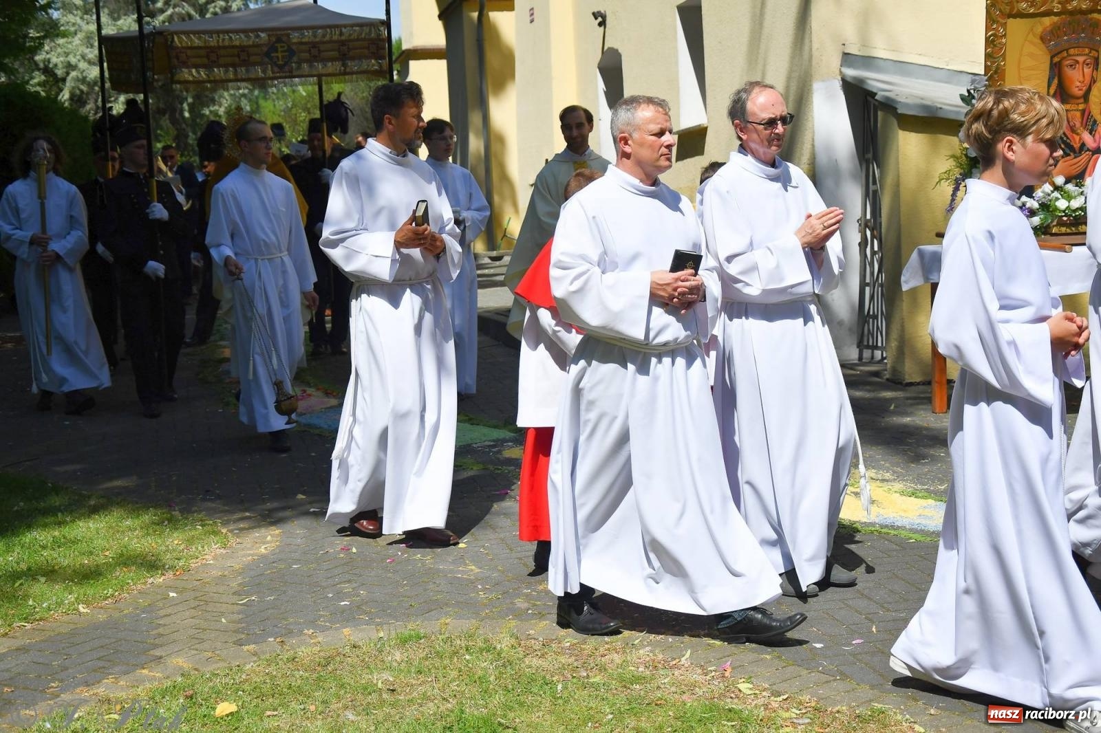 Zdjęcie w galerii na portalu naszraciborz.pl: Idzie Bóg prawdziwy. Boże Ciało w parafii Matki Bożej wiadomości z regionu