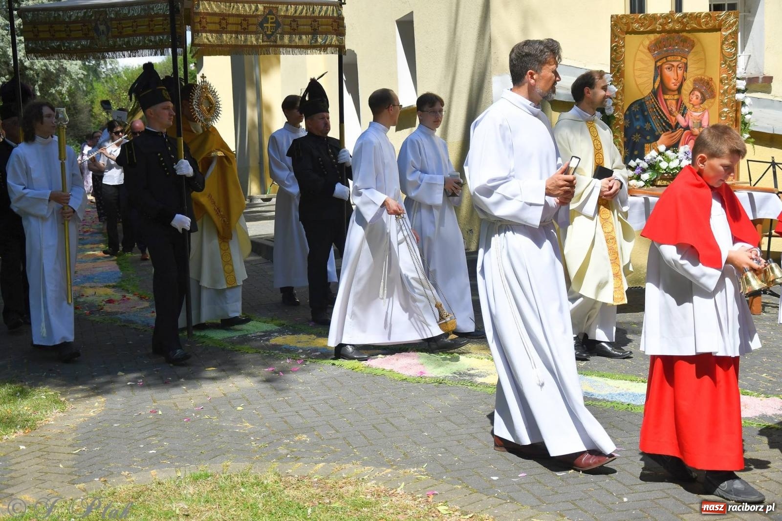Zdjęcie w galerii na portalu naszraciborz.pl: Idzie Bóg prawdziwy. Boże Ciało w parafii Matki Bożej wiadomości z regionu
