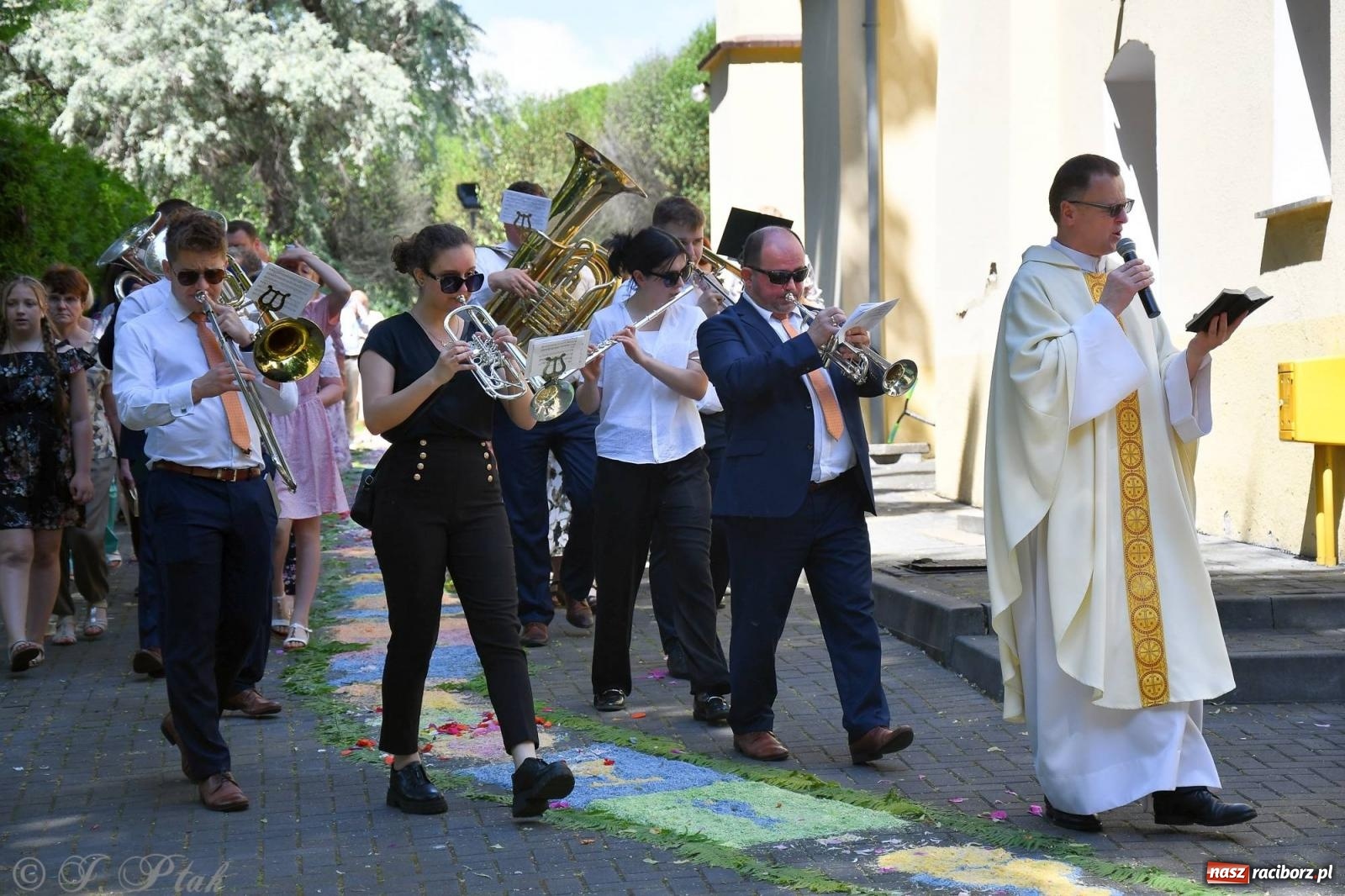 Zdjęcie w galerii na portalu naszraciborz.pl: Idzie Bóg prawdziwy. Boże Ciało w parafii Matki Bożej wiadomości z regionu