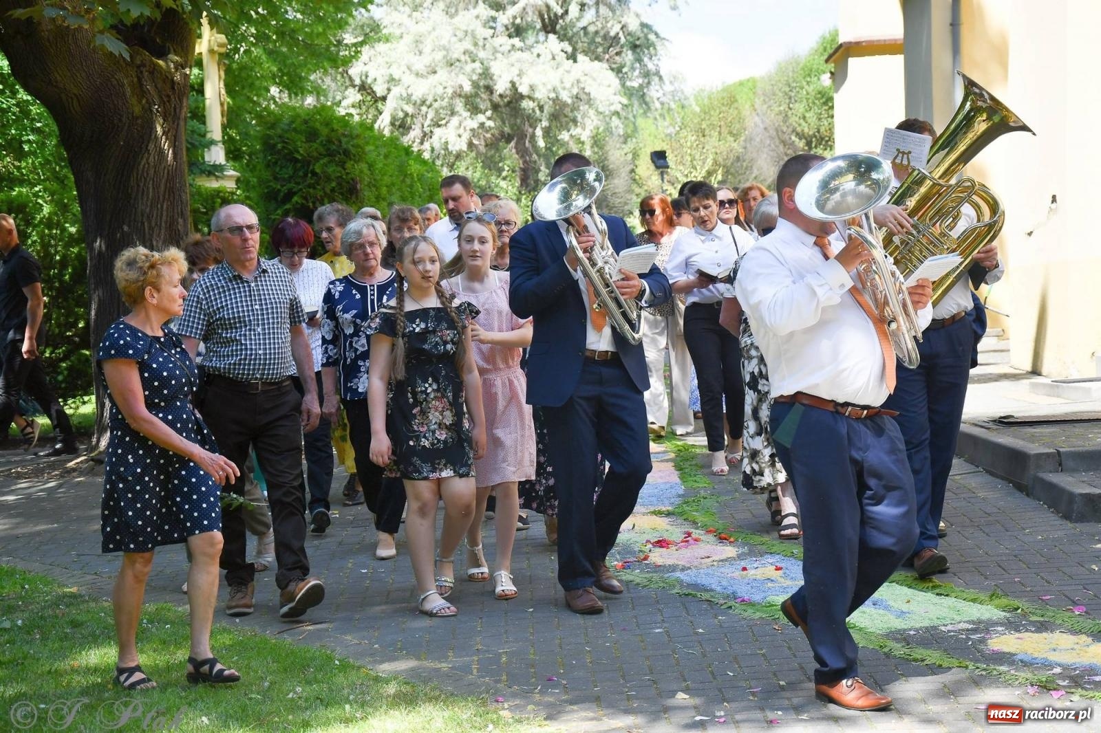 Zdjęcie w galerii na portalu naszraciborz.pl: Idzie Bóg prawdziwy. Boże Ciało w parafii Matki Bożej wiadomości z regionu