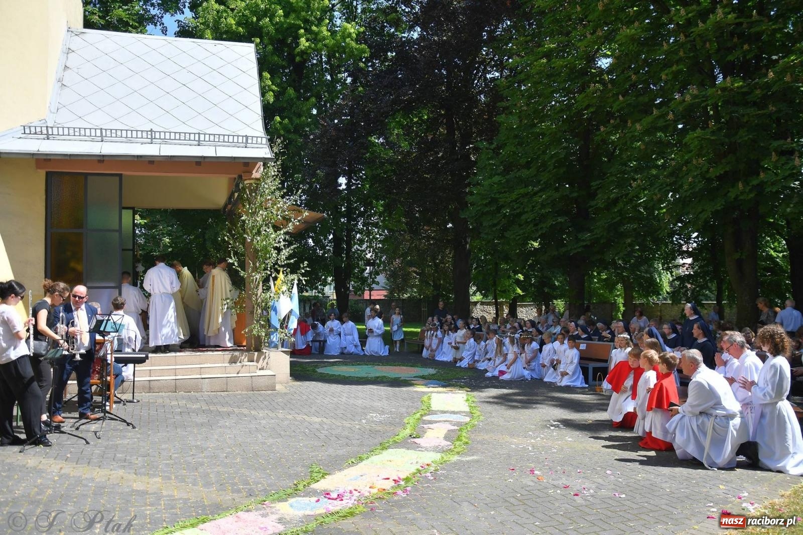 Zdjęcie w galerii na portalu naszraciborz.pl: Idzie Bóg prawdziwy. Boże Ciało w parafii Matki Bożej wiadomości z regionu