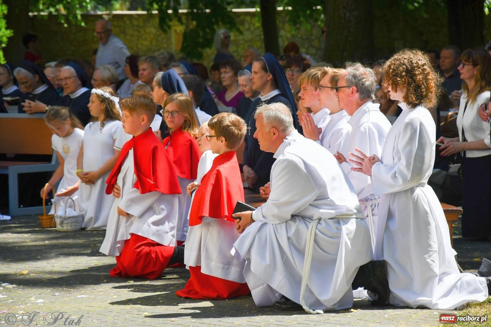 Zdjęcie w galerii na portalu naszraciborz.pl: Idzie Bóg prawdziwy. Boże Ciało w parafii Matki Bożej wiadomości z regionu