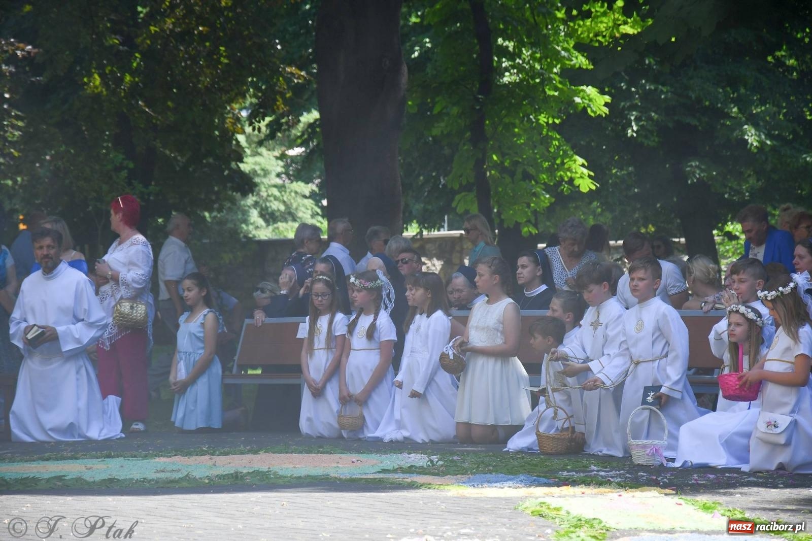 Zdjęcie w galerii na portalu naszraciborz.pl: Idzie Bóg prawdziwy. Boże Ciało w parafii Matki Bożej wiadomości z regionu