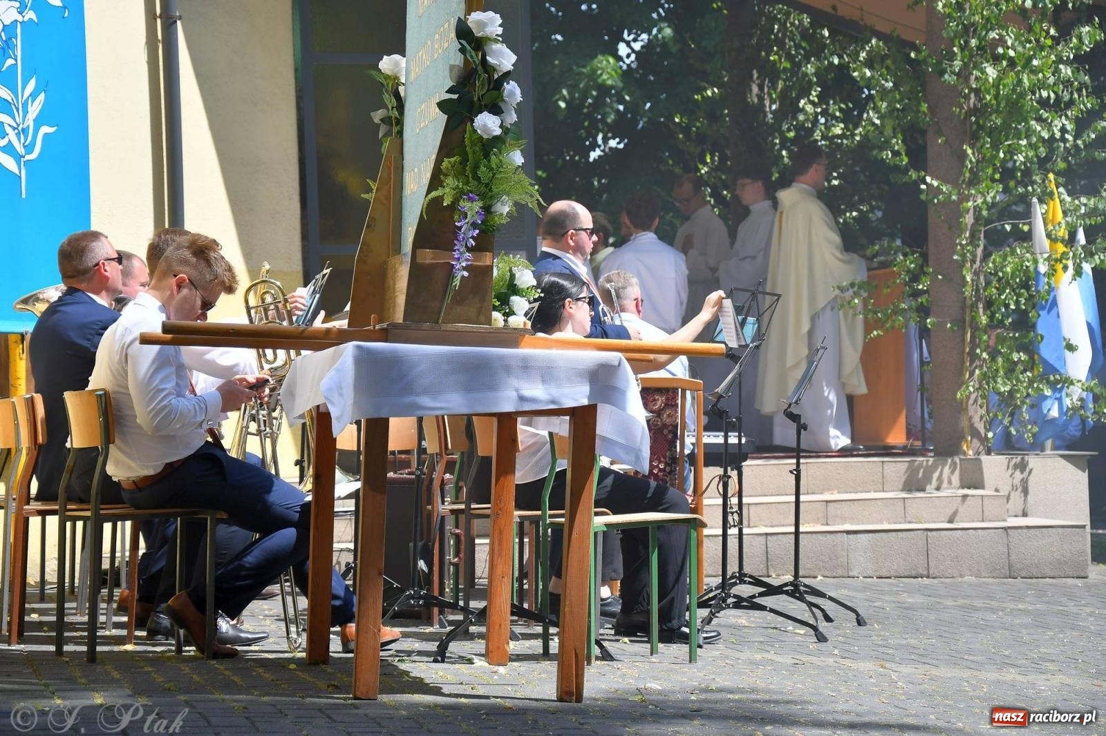 Zdjęcie w galerii na portalu naszraciborz.pl: Idzie Bóg prawdziwy. Boże Ciało w parafii Matki Bożej wiadomości z regionu