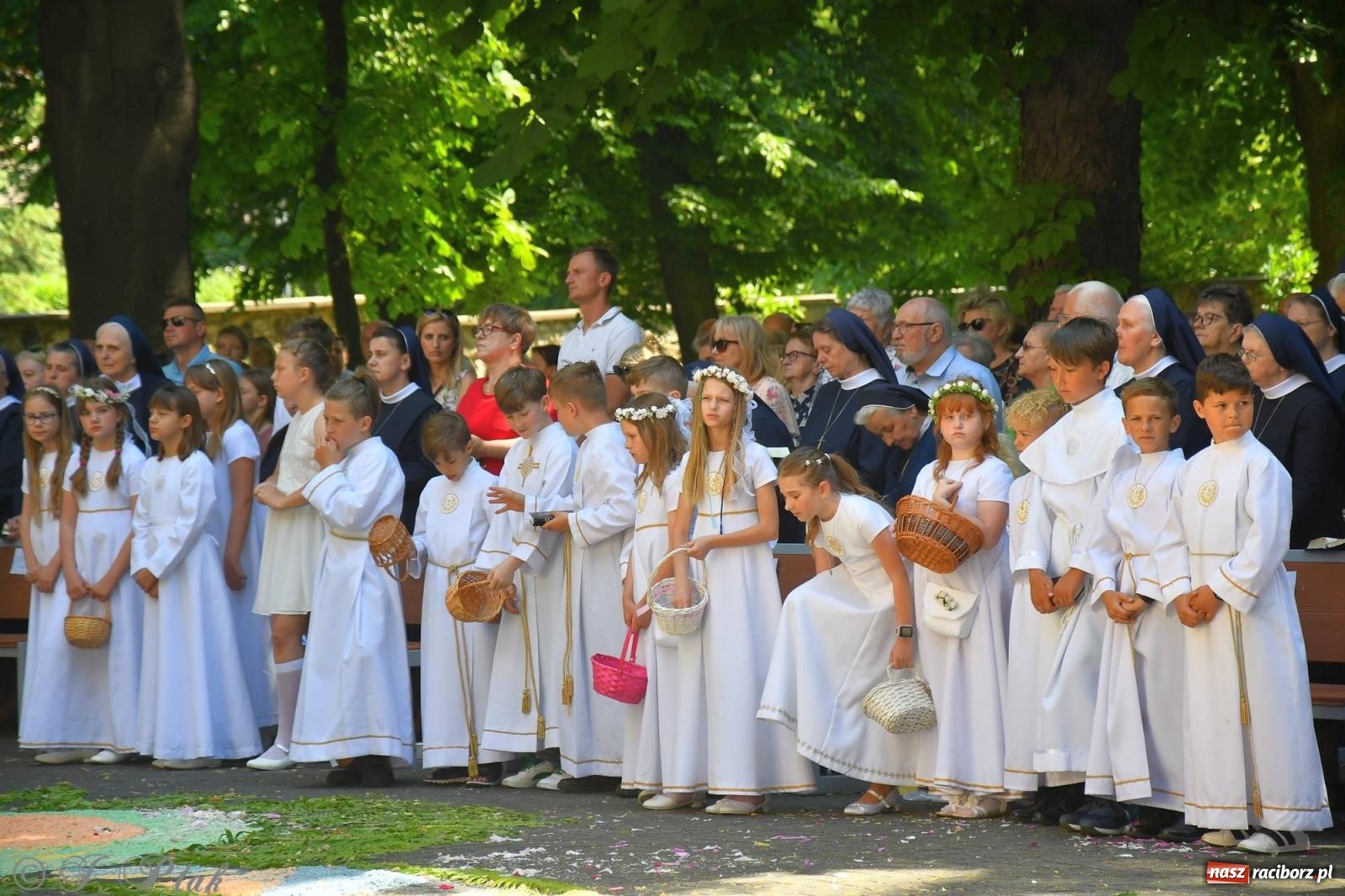 Zdjęcie w galerii na portalu naszraciborz.pl: Idzie Bóg prawdziwy. Boże Ciało w parafii Matki Bożej wiadomości z regionu
