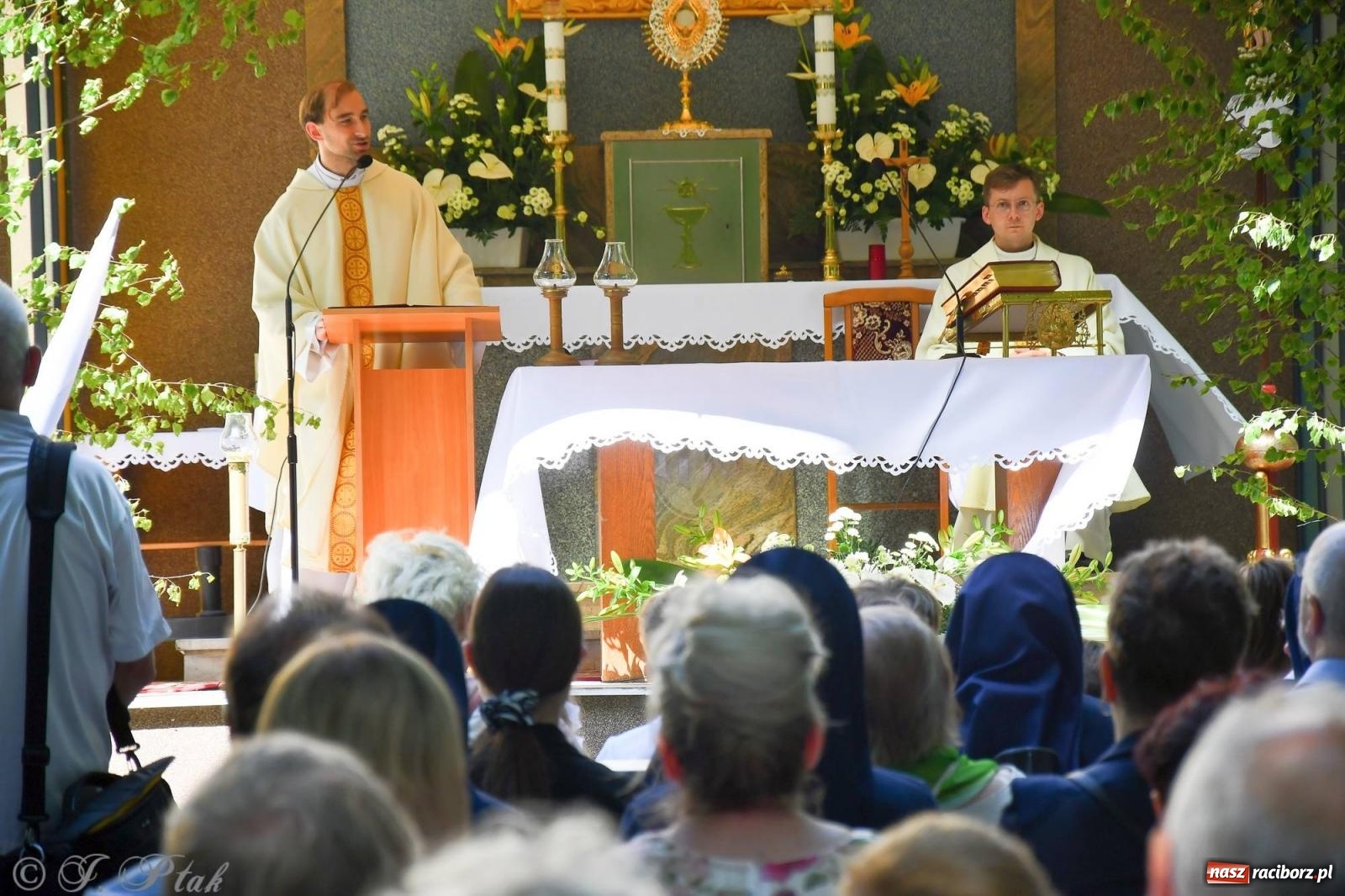 Zdjęcie w galerii na portalu naszraciborz.pl: Idzie Bóg prawdziwy. Boże Ciało w parafii Matki Bożej wiadomości z regionu