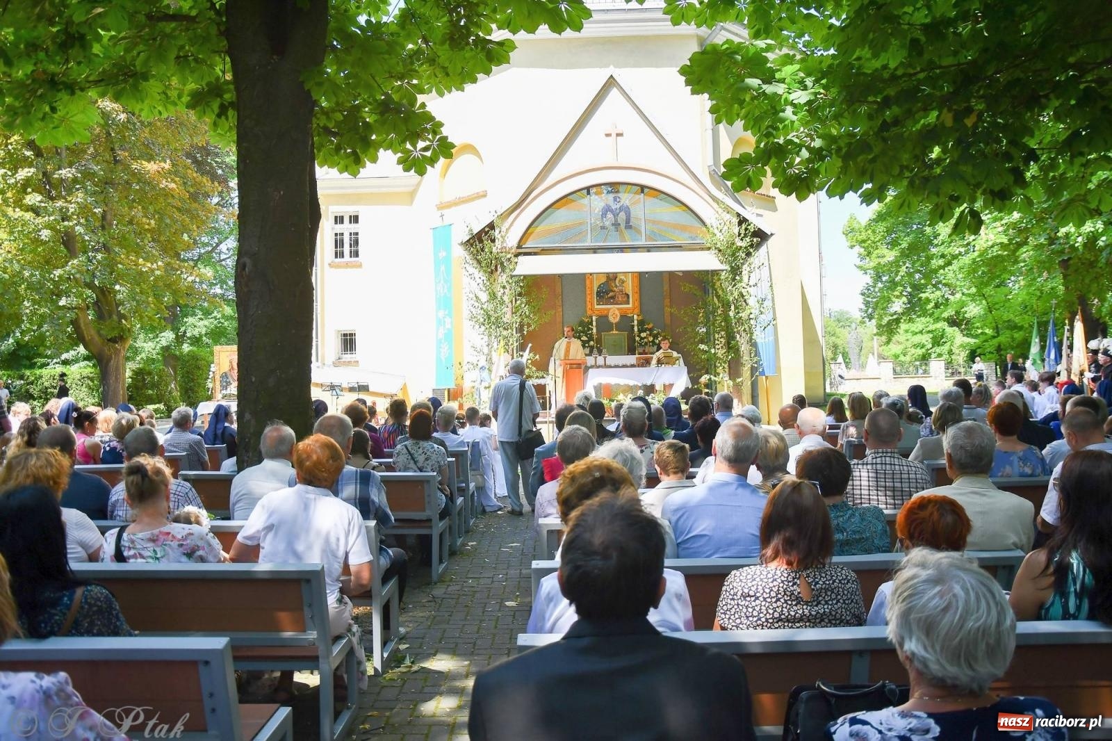 Zdjęcie w galerii na portalu naszraciborz.pl: Idzie Bóg prawdziwy. Boże Ciało w parafii Matki Bożej wiadomości z regionu