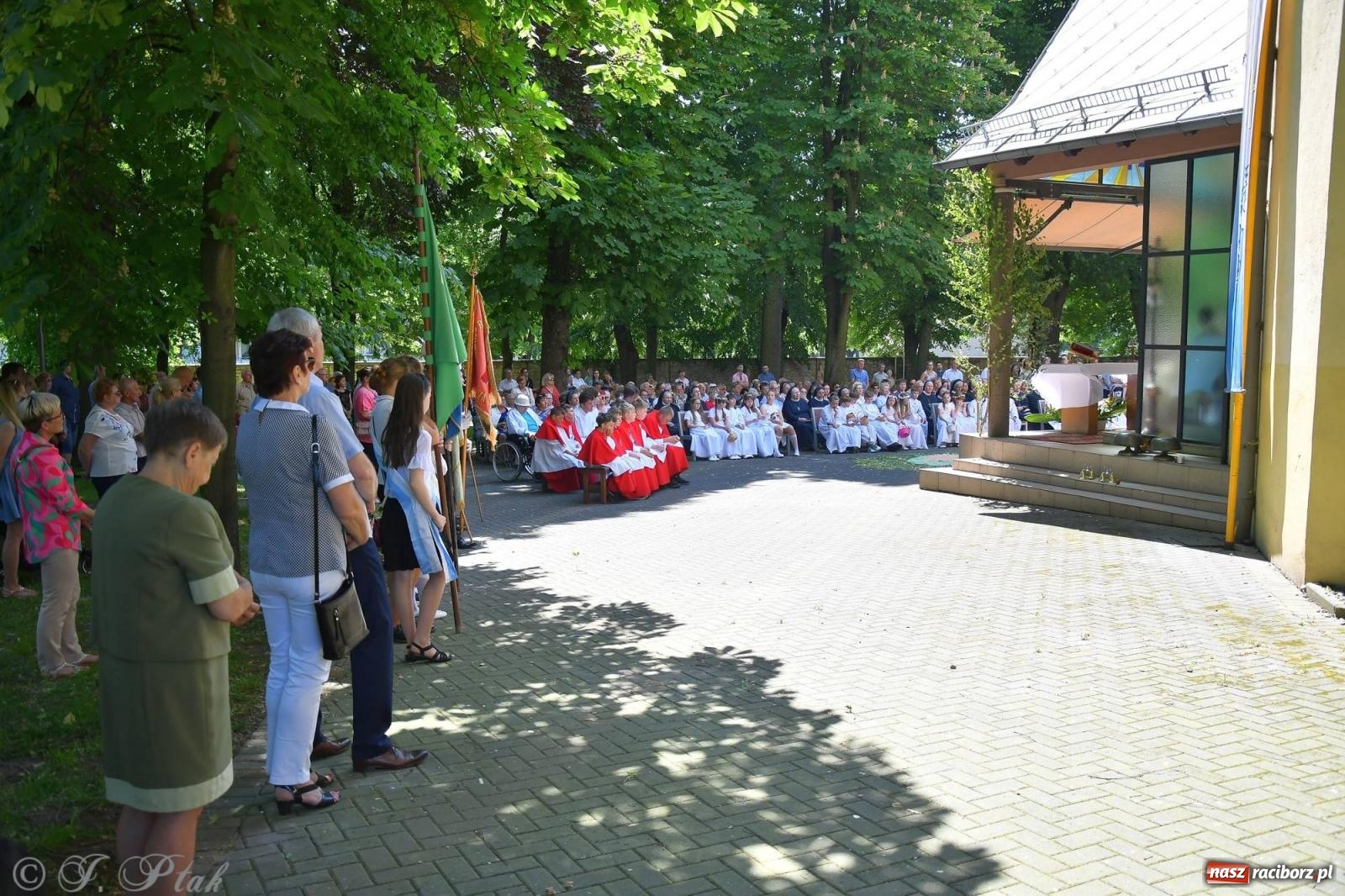 Zdjęcie w galerii na portalu naszraciborz.pl: Idzie Bóg prawdziwy. Boże Ciało w parafii Matki Bożej wiadomości z regionu