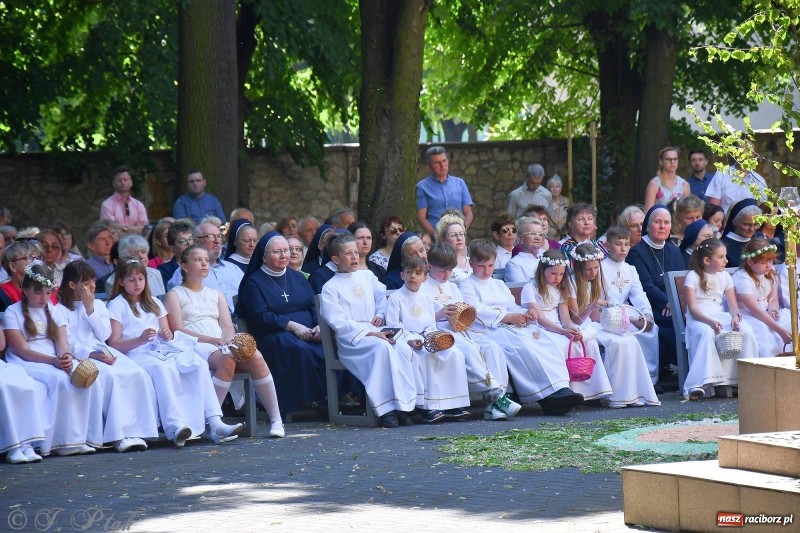 Zdjęcie w galerii na portalu naszraciborz.pl: Idzie Bóg prawdziwy. Boże Ciało w parafii Matki Bożej wiadomości z regionu