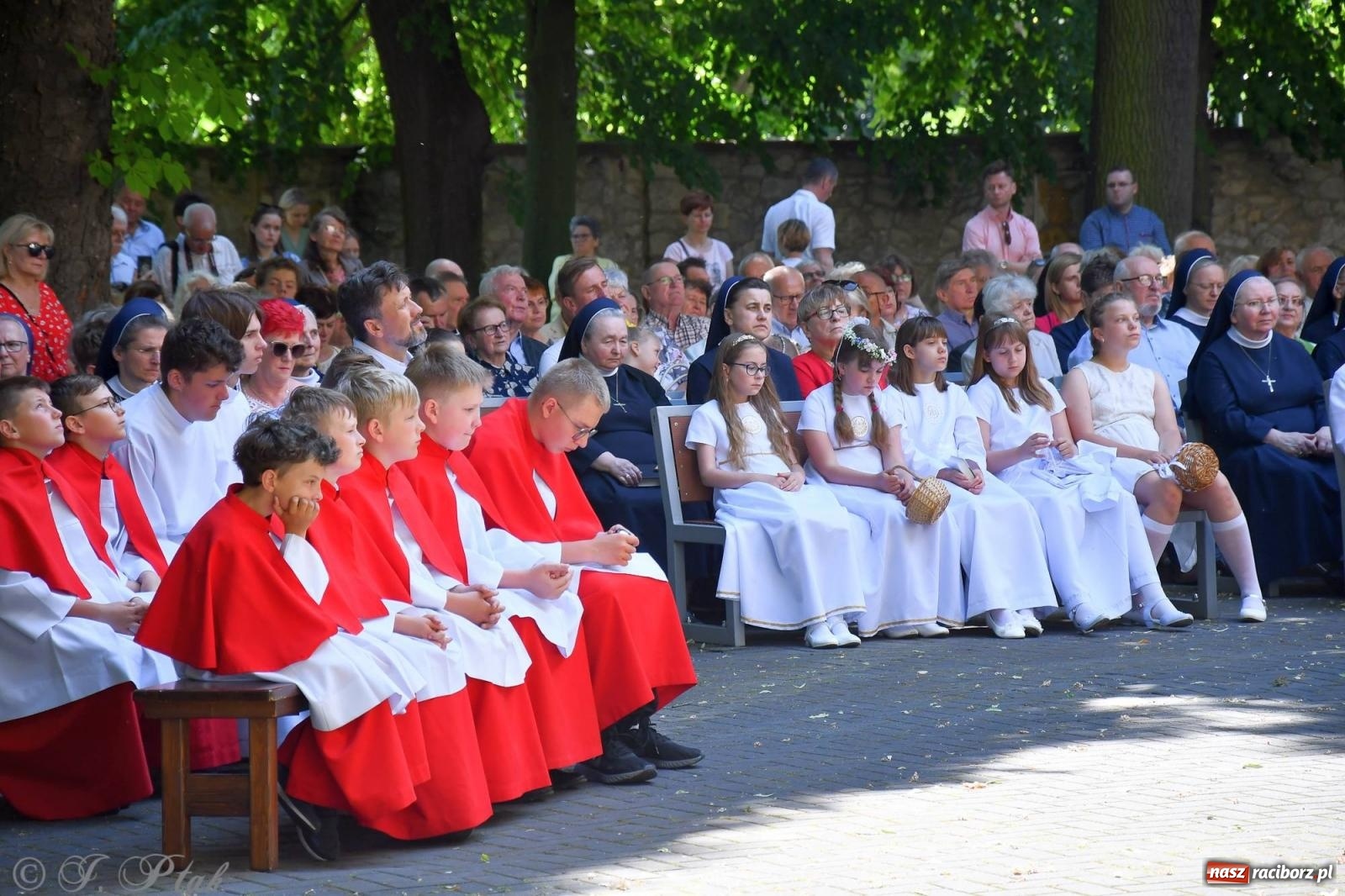 Zdjęcie w galerii na portalu naszraciborz.pl: Idzie Bóg prawdziwy. Boże Ciało w parafii Matki Bożej wiadomości z regionu