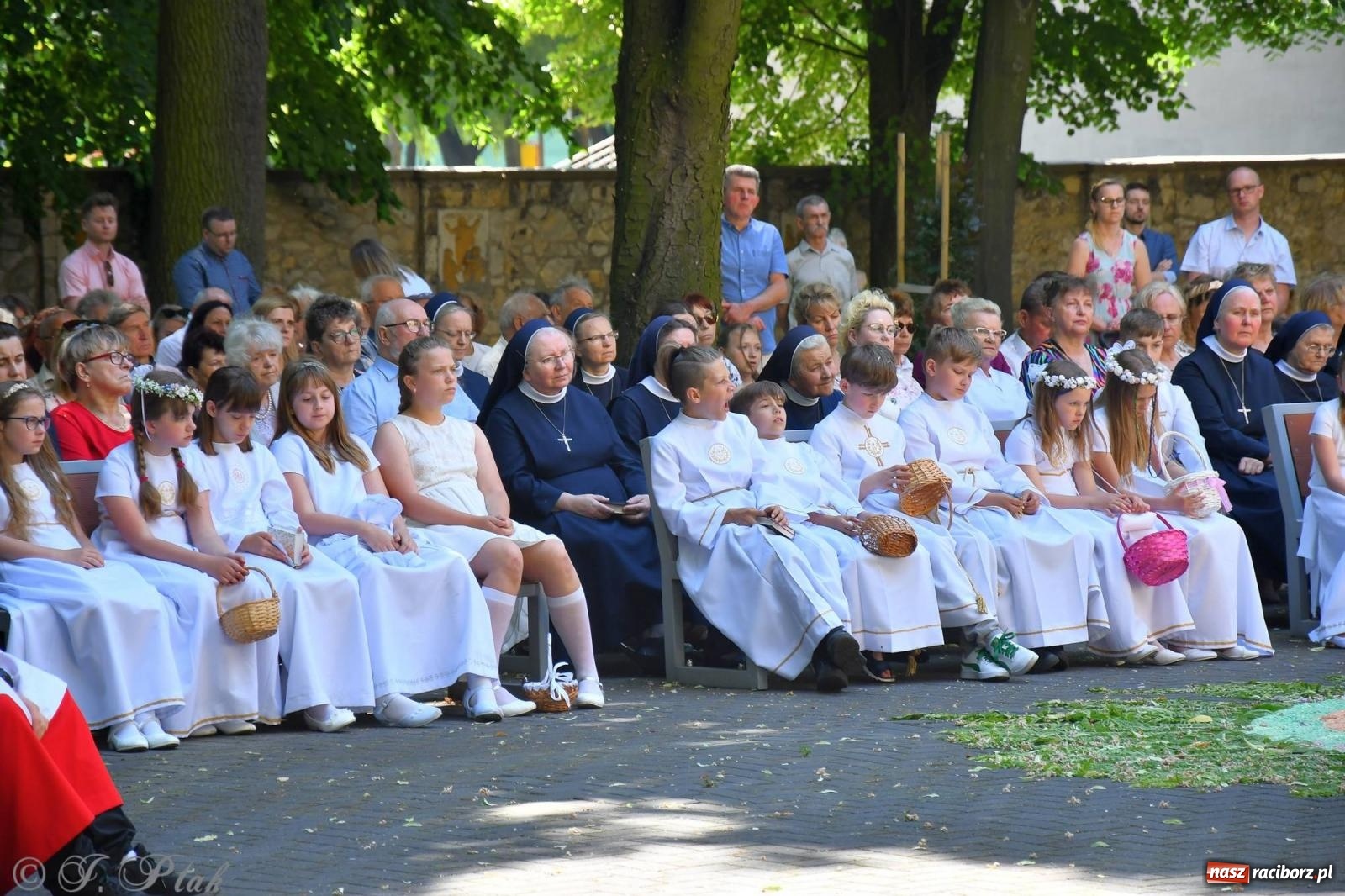 Zdjęcie w galerii na portalu naszraciborz.pl: Idzie Bóg prawdziwy. Boże Ciało w parafii Matki Bożej wiadomości z regionu