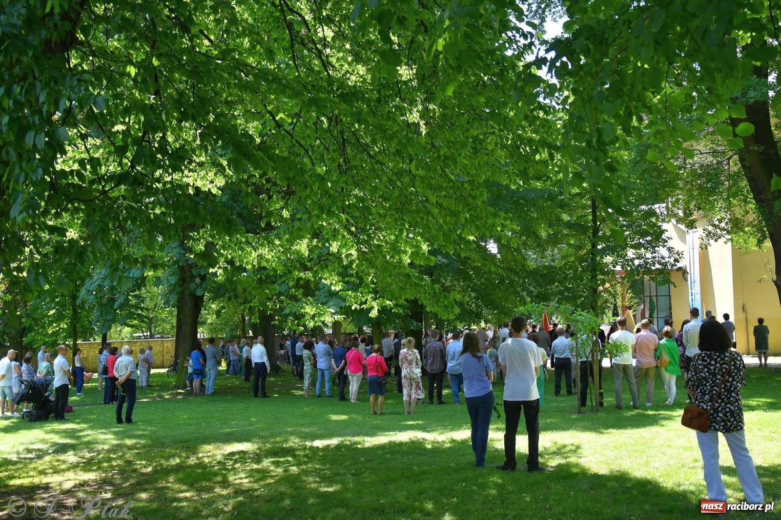 Zdjęcie w galerii na portalu naszraciborz.pl: Idzie Bóg prawdziwy. Boże Ciało w parafii Matki Bożej wiadomości z regionu