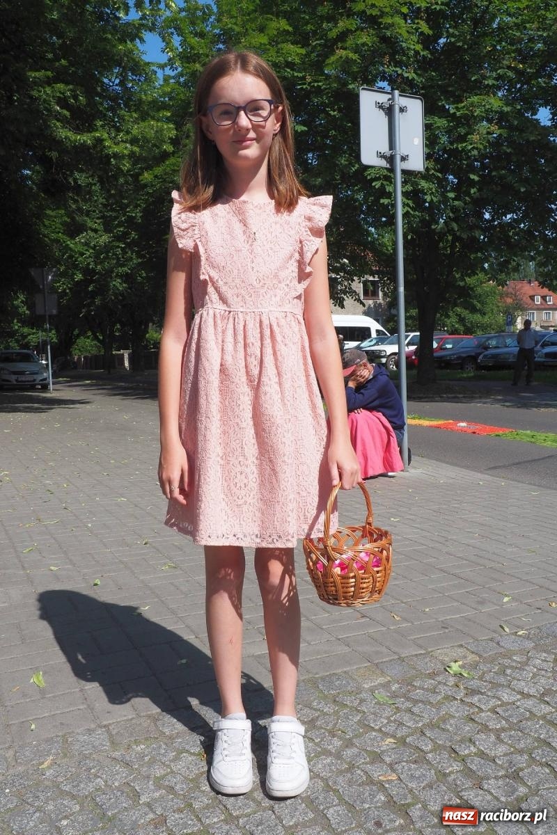 Zdjęcie w galerii na portalu naszraciborz.pl: Procesja Eucharystyczna to forma świadectwa. Boże Ciało w parafii NSPJ [FOTO i WIDEO] wiadomości z regionu