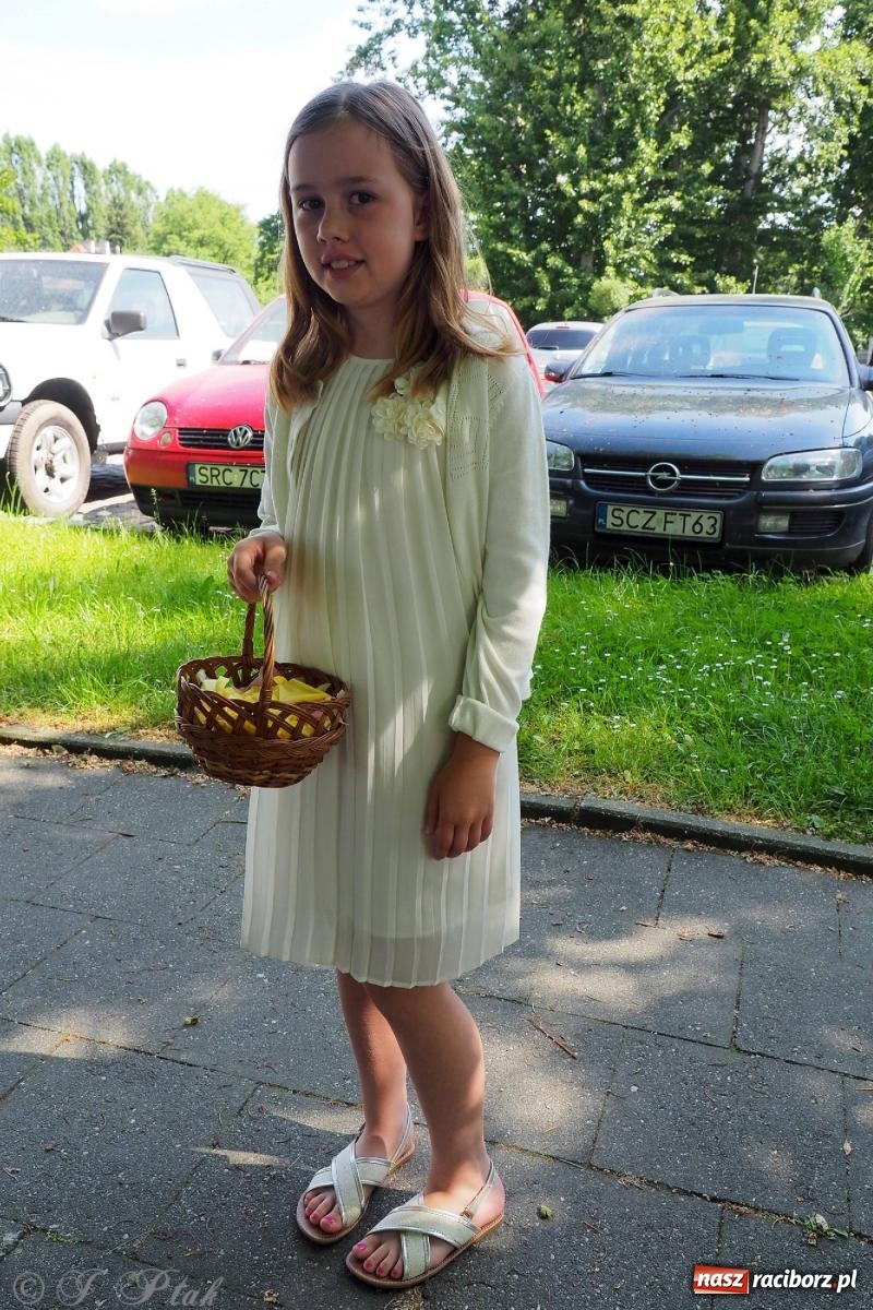 Zdjęcie w galerii na portalu naszraciborz.pl: Procesja Eucharystyczna to forma świadectwa. Boże Ciało w parafii NSPJ [FOTO i WIDEO] wiadomości z regionu