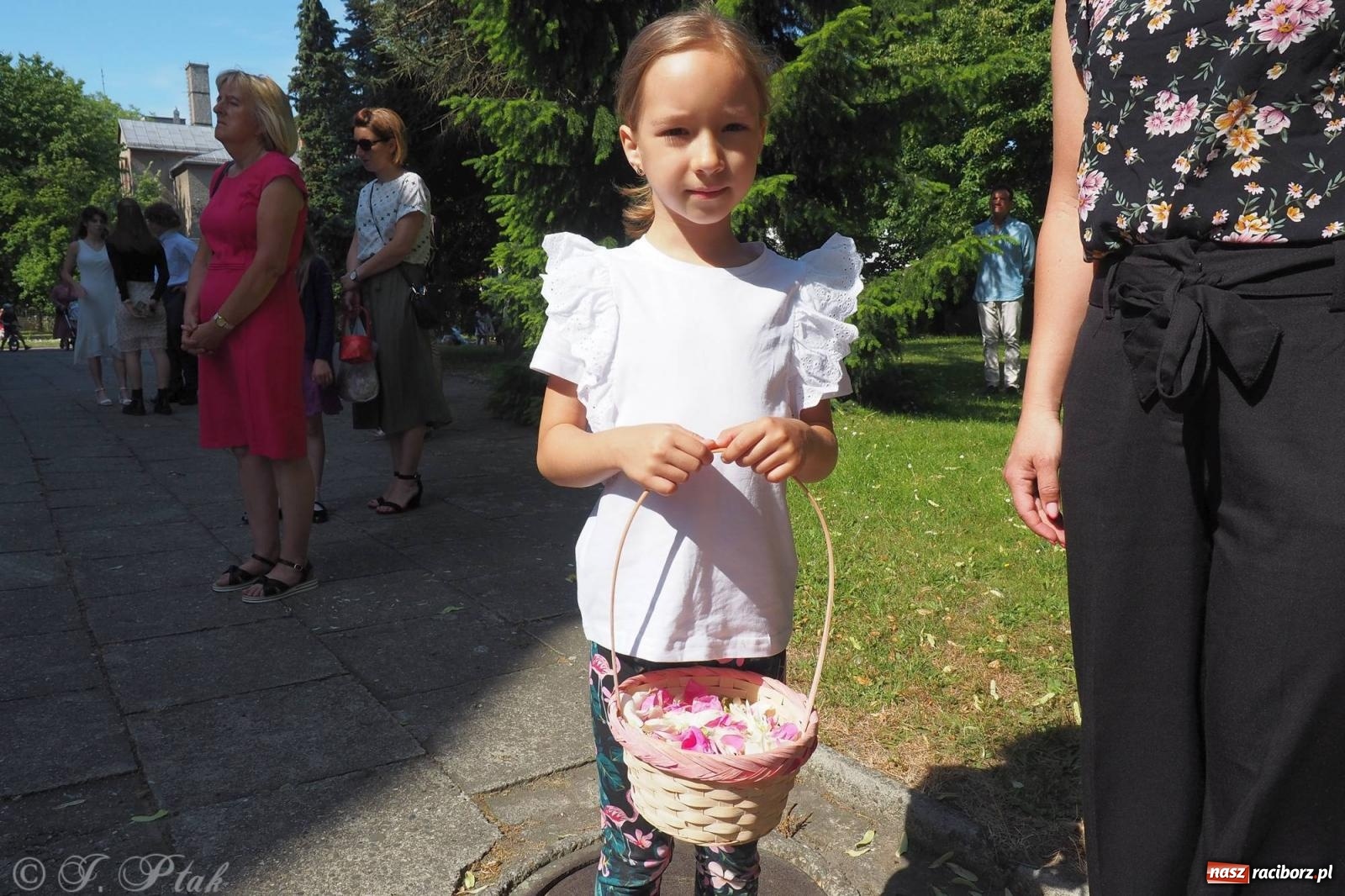 Zdjęcie w galerii na portalu naszraciborz.pl: Procesja Eucharystyczna to forma świadectwa. Boże Ciało w parafii NSPJ [FOTO i WIDEO] wiadomości z regionu