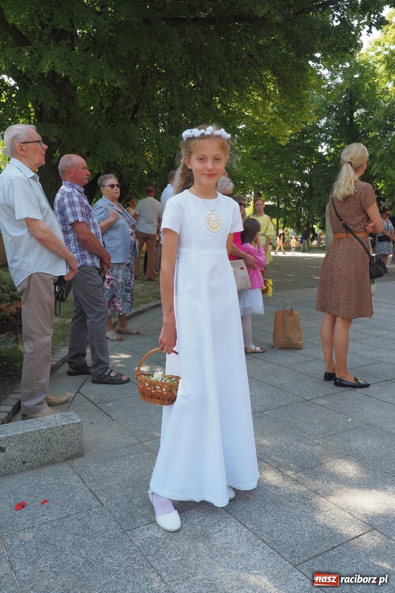 Zdjęcie w galerii na portalu naszraciborz.pl: Procesja Eucharystyczna to forma świadectwa. Boże Ciało w parafii NSPJ [FOTO i WIDEO] wiadomości z regionu