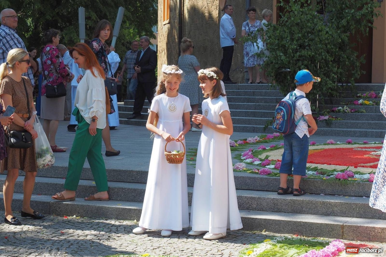 Zdjęcie w galerii na portalu naszraciborz.pl: Procesja Eucharystyczna to forma świadectwa. Boże Ciało w parafii NSPJ [FOTO i WIDEO] wiadomości z regionu